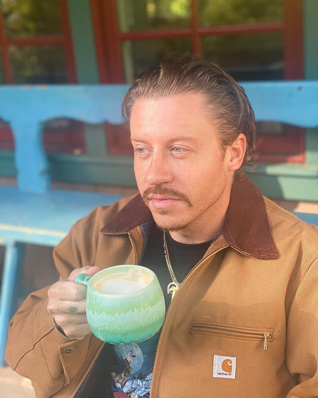 マックルモアーのインスタグラム：「Looking at my yard.  All the leaves.  Thinking about a rake...And coming to the conclusion that ima just let these motherfuckers chill」
