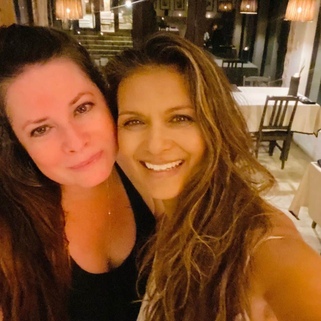 ニア・ピープルズのインスタグラム：「Enjoying the beauty of @coquicoquiofficial with #PLL Cast member @thehmc so #grateful for all that is unfolding in these powerful times.」