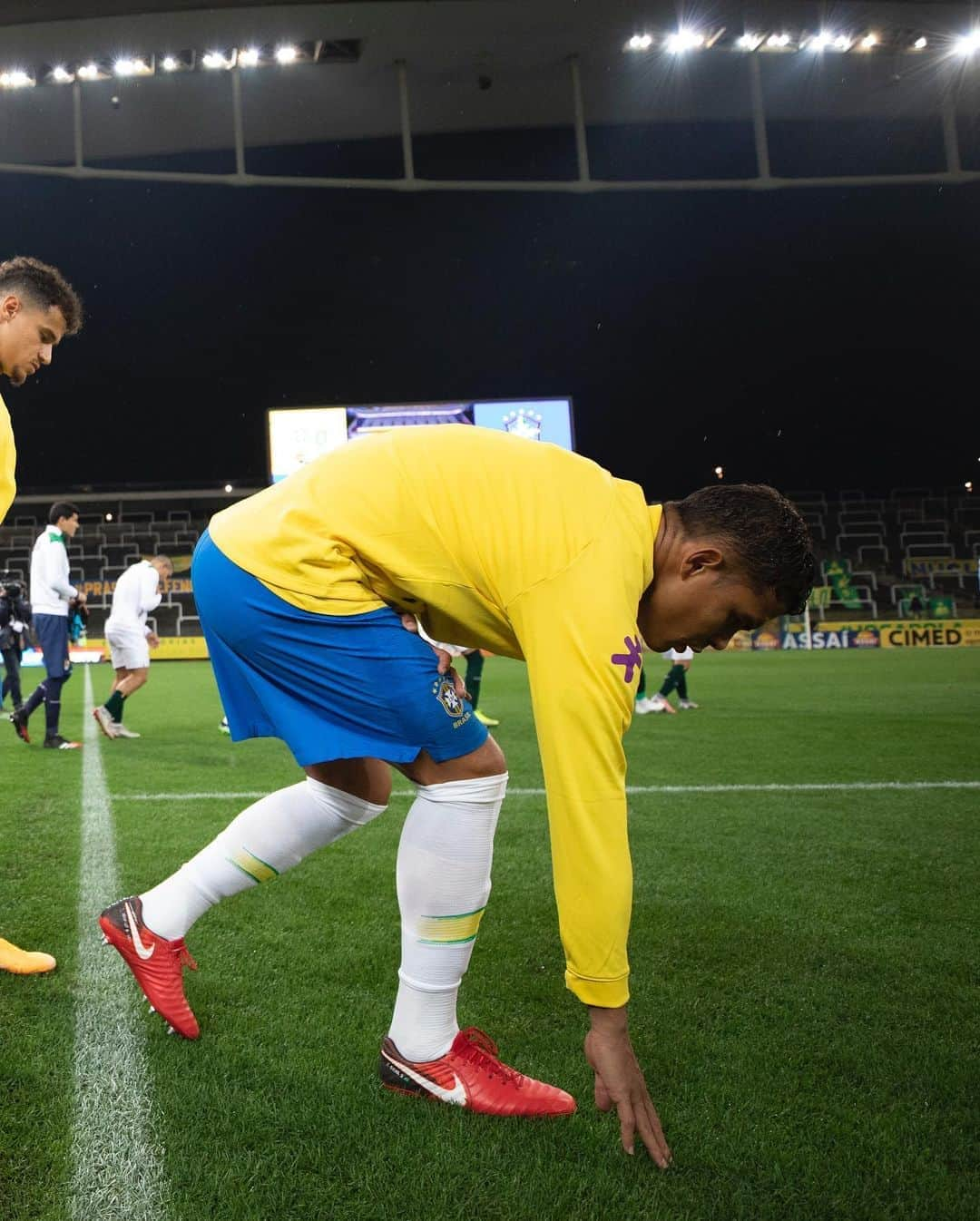 チアゴ・シルヴァさんのインスタグラム写真 - (チアゴ・シルヴァInstagram)「Ontem foi dia de vestir a camisa da Seleção Brasileira 🟢🟡 e mais uma vez realizar o sonho que é estar em campo pela @cbf_futebol . Eu dedico essa mensagem pra vc, que está passando por uma dificuldade, uma perda, um momento difícil na sua vida. Nunca desista dos seus sonhos, se agarre neles com todas as suas forças, porque um dia você vai chegar aonde vc quer!  • • • #OhhThiagoSilva #ThiagoSilva #SelecaoBrasileira #CBF #CBFFutebol #VerdeEAmarelo #DefensorCentral #FamiliaSilva #ChelseaFC #ChelseaFans #washyourhands #lavezvouslesmains #LaveAsMaos #StopCorona #CoronaOut #StopCovid #ArenaCorinthians #Futebol #SaoPaulo #Brasil #Brazil #Bresil」10月11日 5時52分 - thiagosilva