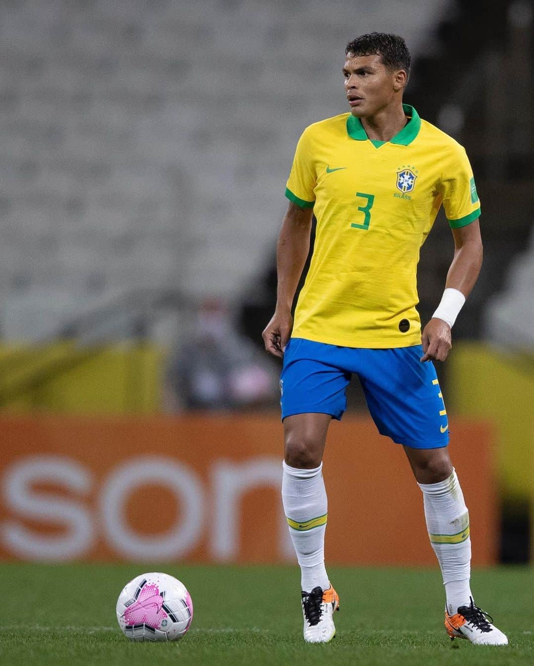 チアゴ・シルヴァさんのインスタグラム写真 - (チアゴ・シルヴァInstagram)「Ontem foi dia de vestir a camisa da Seleção Brasileira 🟢🟡 e mais uma vez realizar o sonho que é estar em campo pela @cbf_futebol . Eu dedico essa mensagem pra vc, que está passando por uma dificuldade, uma perda, um momento difícil na sua vida. Nunca desista dos seus sonhos, se agarre neles com todas as suas forças, porque um dia você vai chegar aonde vc quer!  • • • #OhhThiagoSilva #ThiagoSilva #SelecaoBrasileira #CBF #CBFFutebol #VerdeEAmarelo #DefensorCentral #FamiliaSilva #ChelseaFC #ChelseaFans #washyourhands #lavezvouslesmains #LaveAsMaos #StopCorona #CoronaOut #StopCovid #ArenaCorinthians #Futebol #SaoPaulo #Brasil #Brazil #Bresil」10月11日 5時52分 - thiagosilva