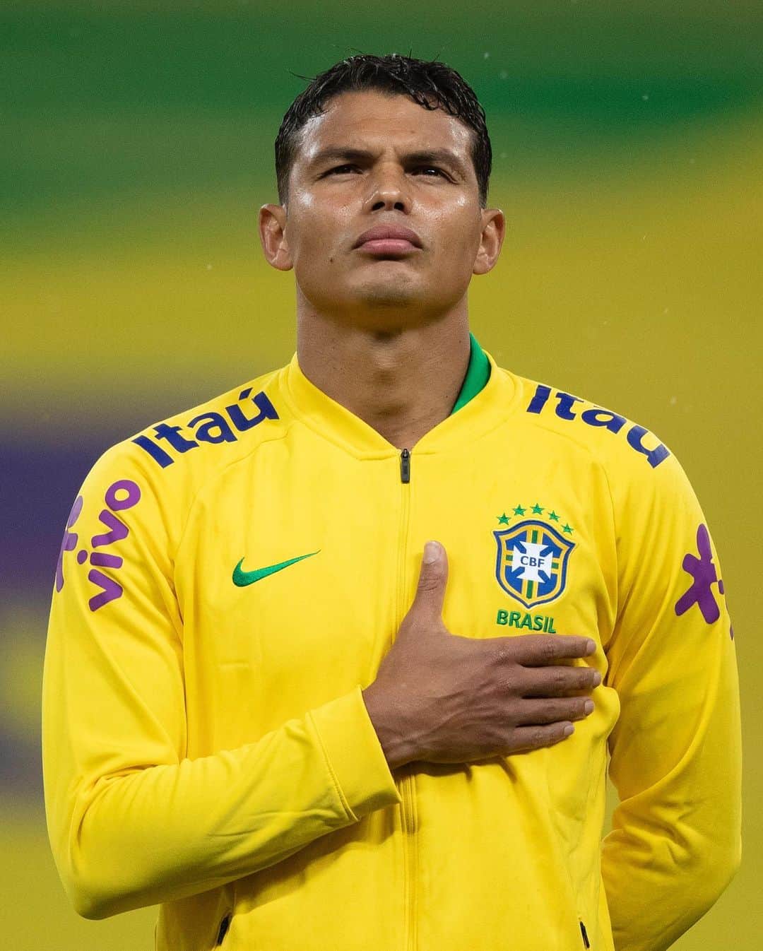 チアゴ・シルヴァのインスタグラム：「Ontem foi dia de vestir a camisa da Seleção Brasileira 🟢🟡 e mais uma vez realizar o sonho que é estar em campo pela @cbf_futebol . Eu dedico essa mensagem pra vc, que está passando por uma dificuldade, uma perda, um momento difícil na sua vida. Nunca desista dos seus sonhos, se agarre neles com todas as suas forças, porque um dia você vai chegar aonde vc quer!  • • • #OhhThiagoSilva #ThiagoSilva #SelecaoBrasileira #CBF #CBFFutebol #VerdeEAmarelo #DefensorCentral #FamiliaSilva #ChelseaFC #ChelseaFans #washyourhands #lavezvouslesmains #LaveAsMaos #StopCorona #CoronaOut #StopCovid #ArenaCorinthians #Futebol #SaoPaulo #Brasil #Brazil #Bresil」