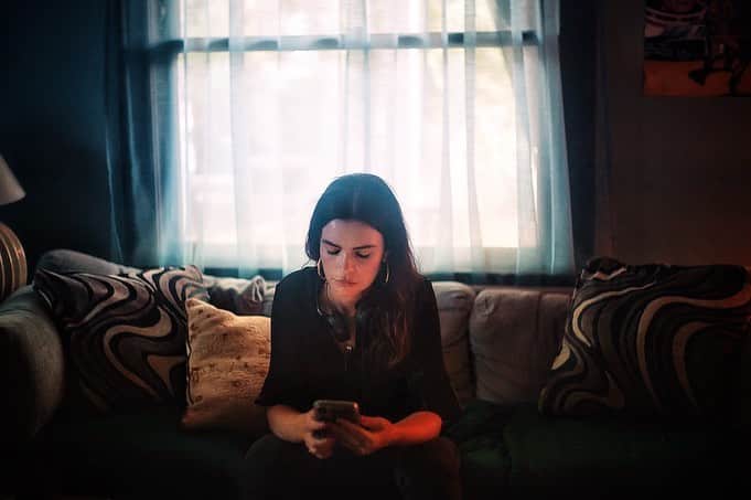 ケリー・オックスフォードのインスタグラム：「I have a mental illness. Despite discussing it openly for many years, typing “I have a mental illness,” still upsets me, although I’m getting better at it. Being vulnerable is difficult, but being vulnerable and open is ultimately what has given me some freedom from my own thought process. I first shared my experience with having an anxiety disorder in my book, When You Find Out The World Is Against You. On tour, reader after reader would tell me how much they related to that essay.  I was struck.  I had spent years feeling *so alone* in those feelings. But through the essay, and the readers sharing their experience with me, realized I was far from alone. Pink Skies Ahead, is an extension of that essay. It is a film that I hope will bring many more people a chance to feel seen.  So, today is World Mental Health Day, but for one in five people- every day is affected by their own mental illness. We are all out here experiencing these things kind of silently. And sometimes silently is okay, when you have support. And sometimes experiencing things silently is not an option. Eventually I hope the stigma of mental illness loses some glue, I think communication is key. As a gift for today, I’m giving away five tickets to the world premiere of my movie at AFI Festival. It will be followed by a Q&A with myself, @jessybarden @devbostick and @odeyarush . Please comment “🎟” if you’d like to be a part of the giveaway. 🚨❤️🚨 #worldmentalhealthday」