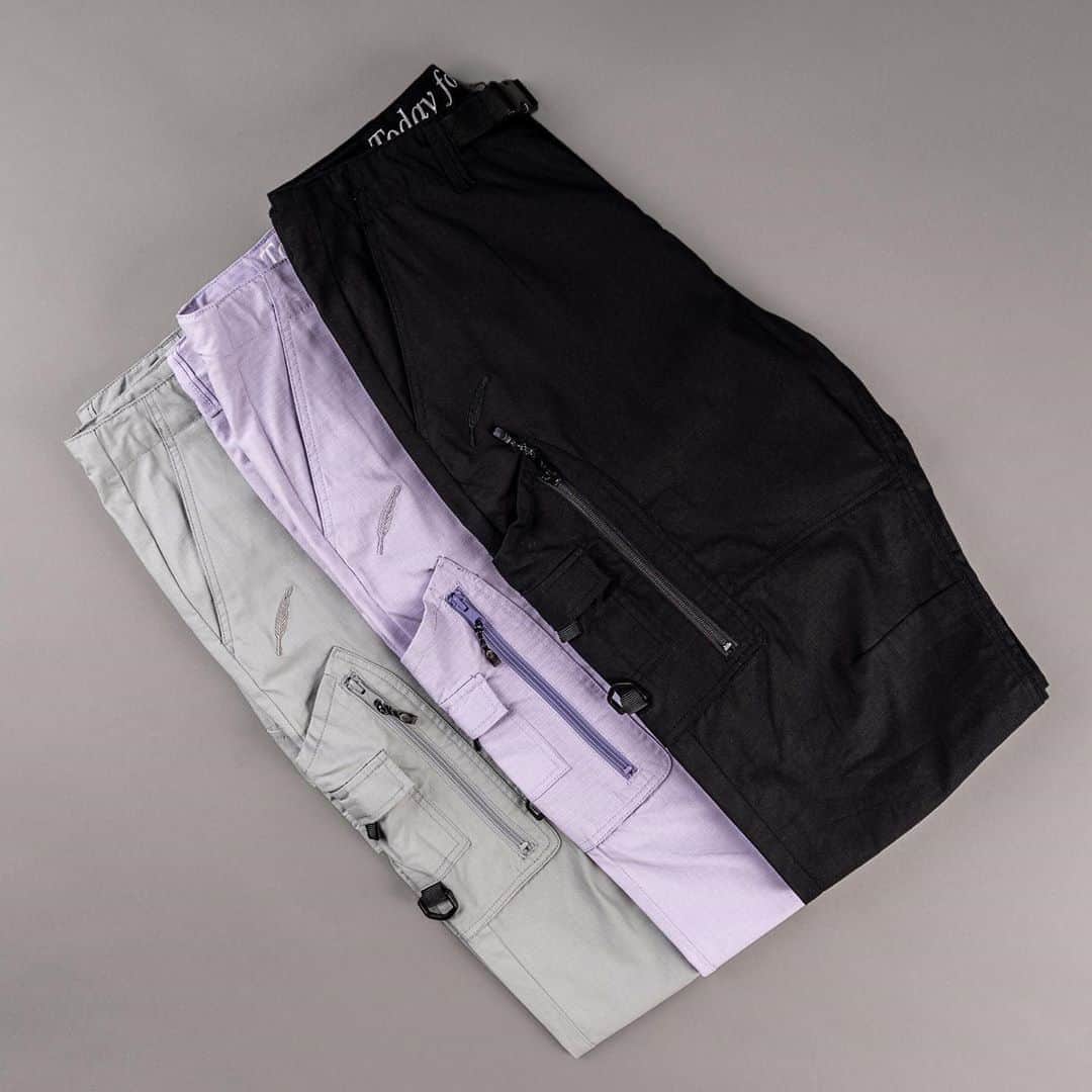 パブリッシュブランドのインスタグラム：「Young - 100% cotton ripstop cargo, bottom drawcord adjustable hem for flexibility, and multi-side cargo pockets for storages. Available in three colors. . . . . #publishbrand #todayfortomorrow #goodvibrations #cargopants」