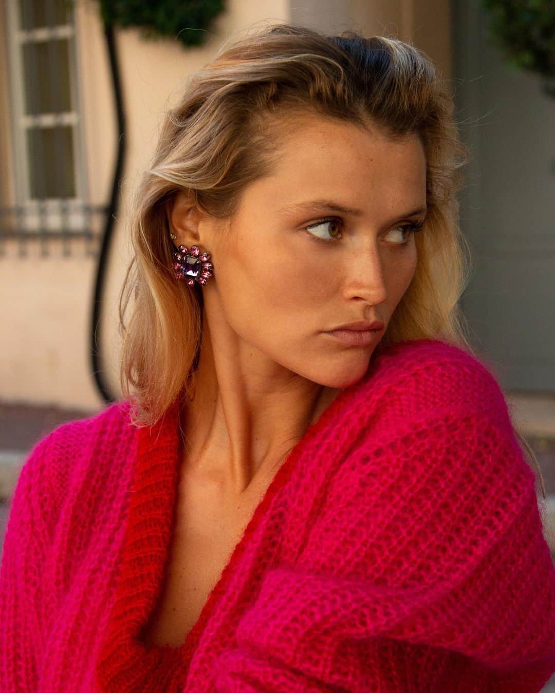 ダニジョーのインスタグラム：「Eyes on the weekend 🌺 @chloelecareux in our Maisy Purple earrings and Cropped Sweater 💫」