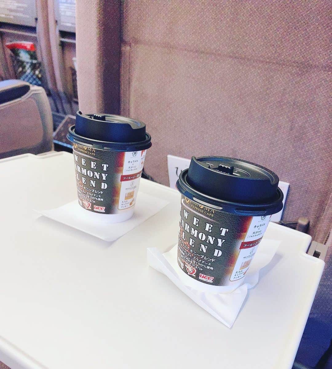 丸山桂里奈さんのインスタグラム写真 - (丸山桂里奈Instagram)「おはようございます。 今日は名古屋です✈️ 朝早いのは苦手と思われがちですが 意外に得意です笑笑🥱🥱🥱 車内販売のコーヒーが好きです。 今日も笑顔な１日になりますように😍 そして、大徳さん。ぜひご覧ください🤩 中京テレビ、朝９時５５分からです😍 夫婦で出させていただきますよ〜  #名古屋へ #コーヒーふたつ #車内販売がだいすき #コーヒーチケット在住 #生放送 #大徳さん #中京テレビ #しゃちほこに見守られて #いい意味で #インスタバエ」10月11日 6時16分 - karinamaruyama