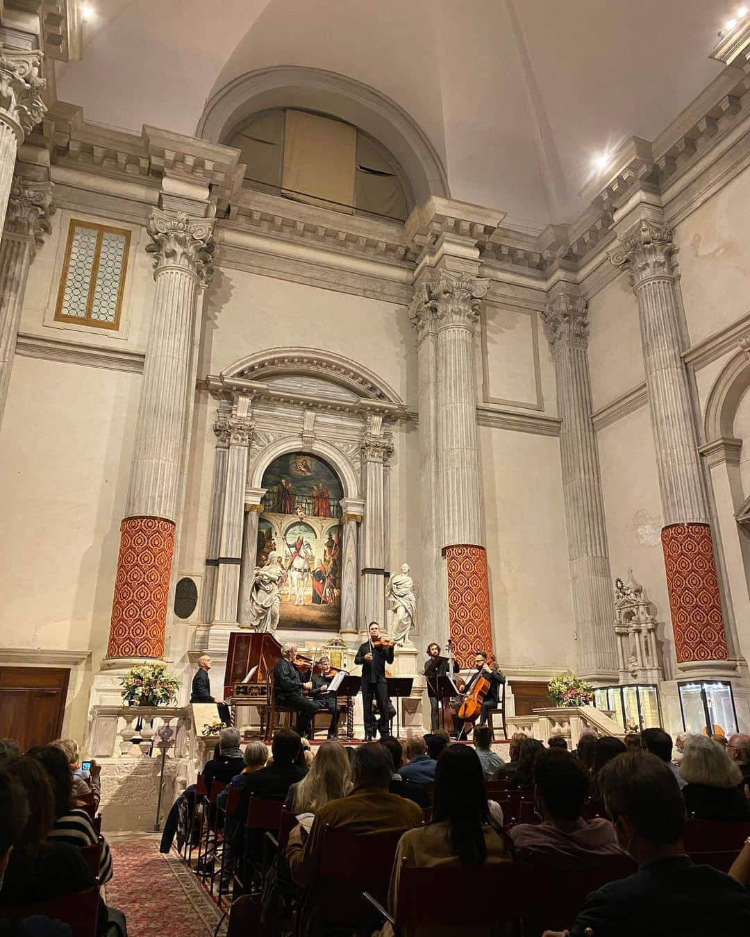 メラニー・サイクスさんのインスタグラム写真 - (メラニー・サイクスInstagram)「Vivaldi in Venice. What a treat 👏🏻 Chiesa San Vidal  @interpretiveneziani tonight ‘Le Quattro Stagioni’ just stunning. Music, venue, ambiance “city of harmony” #music #livemusic #concertseason 🖤💫 #Venice #vivaldi」10月11日 6時25分 - msmelaniesykes