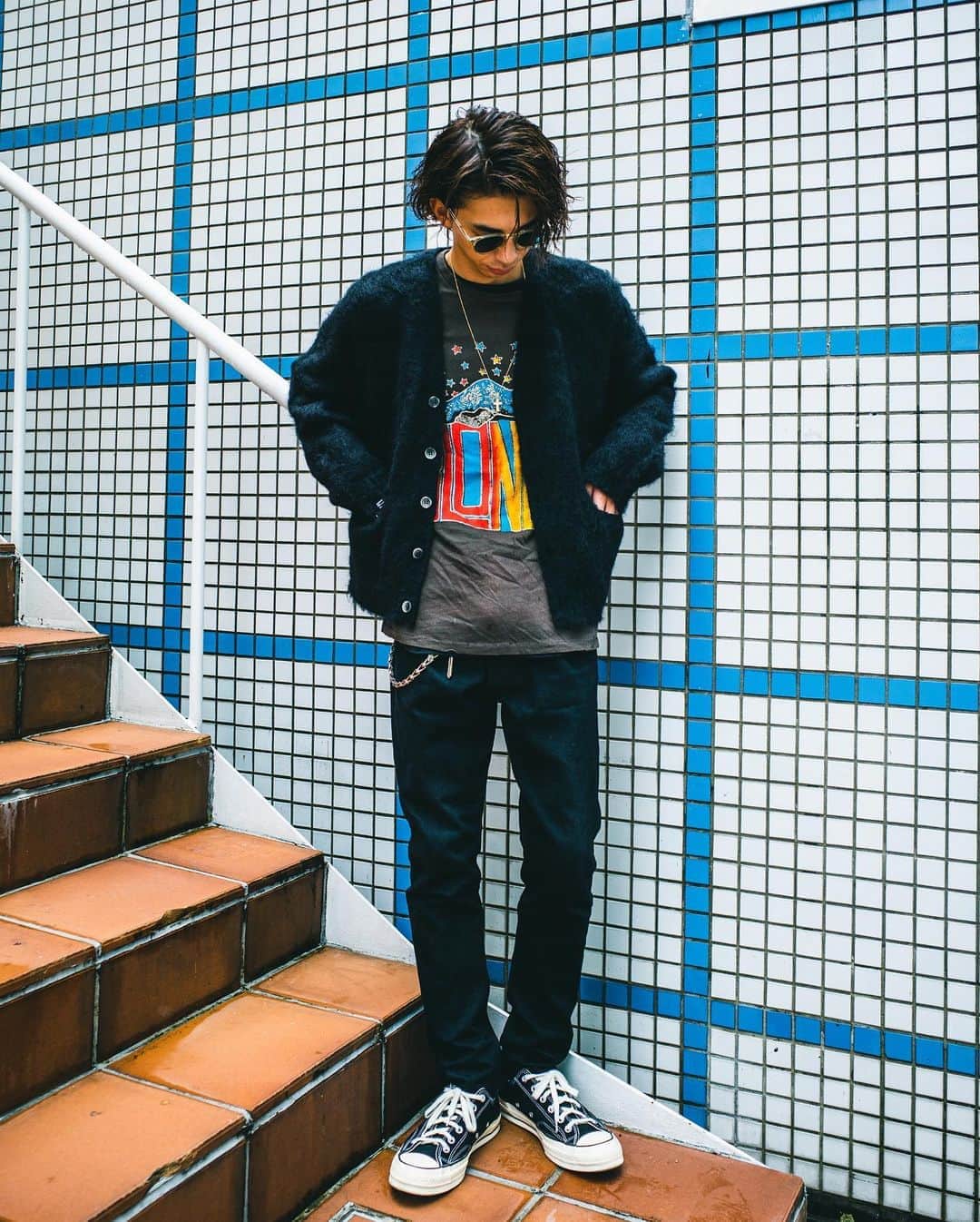 のインスタグラム：「#古着mix な　#ロックスタイル インナーの　#古着tシャツ  にショート丈の　#モヘアカーディガン  に　#黒スキニー　をあわせてストリートロックに！  #古着ミックス #ロックT #vintage #allblack  #黒コーデ #deluxe #rottweiler708」
