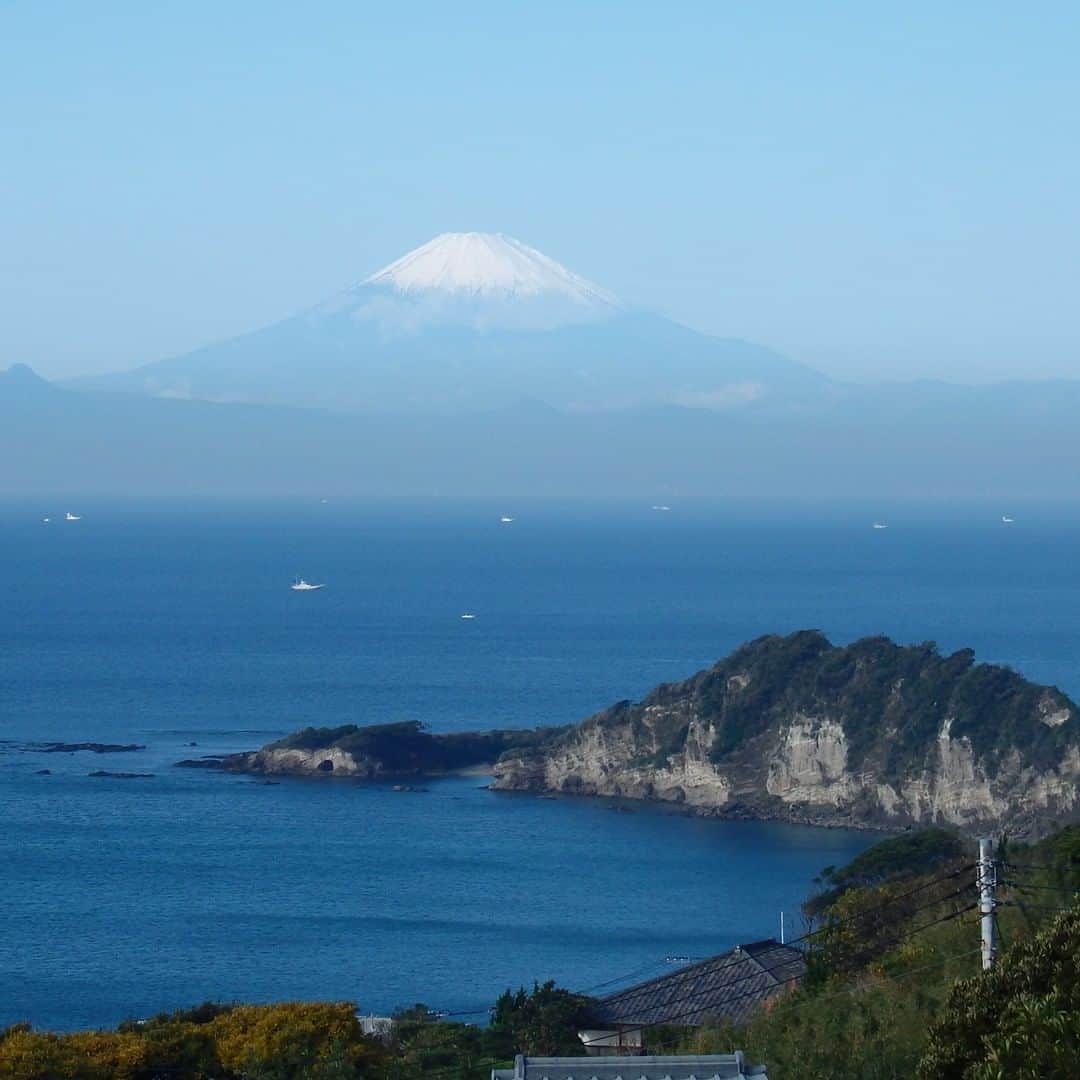 【公式】オーシャンリゾートホテル マホロバ・マインズ三浦さんのインスタグラム写真 - (【公式】オーシャンリゾートホテル マホロバ・マインズ三浦Instagram)「三浦半島の西側からの景色も素敵なんですよ。 この日は富士山がくっきりでした✨ うーん、あっぱれ！  #空 #富士山 #富士 #雲 #雲海 #ワーケーション #カコソラ #gotoトラベル #gotoトラベルキャンペーン #gototravel #海のある生活 #海が好きな人と繋がりたい #igで繋がる海 #igで繋がる空 #rakutentravel #fujisan #神奈川旅行 #神奈川県 #横須賀 #横須賀市 #おうちで旅体験 #テレワーク #maholovaminds #maholovamindsmiura #三浦半島いいところ #マホロバマインズ #マホロバ #三浦半島 #三浦海岸 #マホロバマインズ三浦」10月11日 12時00分 - maholova_minds_miura