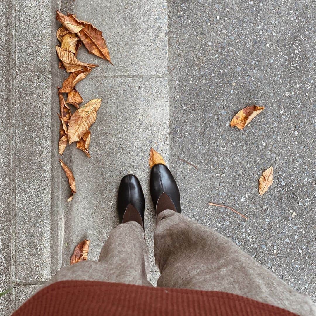 北欧、暮らしの道具店さんのインスタグラム写真 - (北欧、暮らしの道具店Instagram)「秋いちボトムスとの相性も◎ やわらか「レザーパンプス」を履いて、3km歩いてみました。 . - - - - - - - - - - - - ■ バイヤー 石谷： . 「歩きやすさって、実際のところどうなんだろう？」 と気になって、実は先日街で買いものする際に、 このパンプスを履いて歩いてみました。  帰り際に痛くなっちゃったらどうしよう、 なんてちょっぴり不安な 気持ちもありましたが、拍子抜け。  ぺたんこの靴を履いた時と比べると 高さは感じるものの、 3kmほど歩いてみても 手持ちのヒールの高い靴で感じていたような あの「パンプス疲れ」が 起きなかったです。  革もとってもやわらかいし、 歩きやすさにも信頼ができたので、 それからというもの展示会に行く時や、 ちょっぴり気合いを入れたい日などに履いて、 気分を上げています◎  また、最近はリラックスコーデが多くなっていたので、 いつもの装いも、足もとをパンプスに変えるだけで、 女性らしさをプラスできたのも嬉しかったです。 やっぱり背筋がシュッと伸びますね。  家で過ごすことも多かったので、 久々に人に会うときにちょっぴり緊張してしまう…… なんてこともあったのですが、 「きちんと感が出るこのパンプスを合わせれば、大丈夫」。  そんな風に安心できる、 お守りのような存在になってくれそう。  お呼ばれやおめかしシーンでももちろん使えて、 日常使いもできる「ブラックのパンプス」って 貴重な存在でお気に入りです〜！」 . - - - - - - - - - - - - REMME / レメ / レザーパンプス（ブラック） . ▶お買いものはプロフィールのリンクからどうぞ→@hokuoh_kurashi . 🎁「クラシ手帳2021」プレゼントキャンペーン実施中！お買いものいただいた方全員に、当店オリジナルの手帳を無料でお届けいたします。 . #fashion#coordinate#outfit#REMME#レメ#パンプス#シューズ#ファッション#秋#秋コーデ#コーデ#コーディネート#シンプルコーデ#今日のコーデ#シンプル#シンプルライフ#シンプルデザイン#暮らしを楽しむ#日々の暮らし#北欧#暮らし#北欧暮らしの道具店」10月11日 12時00分 - hokuoh_kurashi