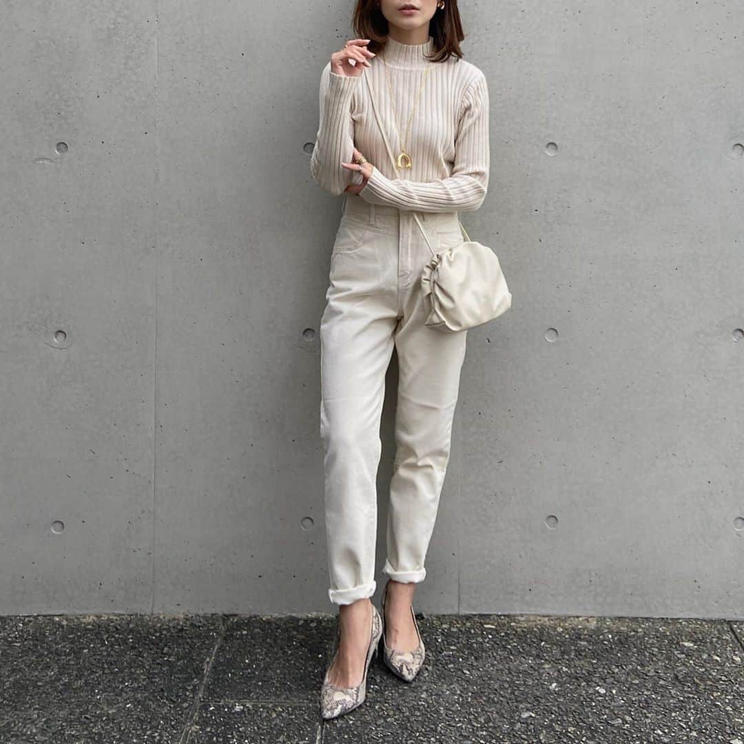 DHOLIC SNAPのインスタグラム：「@midopeiさんの#dholicsnap⁠ 　⁠ TOPS/PANTS：@dholic_official⁠ 　⁠ 【LADIES】⁠ #ハーフネックスリムリブニット⁠ 全4色￥2,497(税込)⁠ 　⁠ 【LADIES】⁠ #テーパードコットンパンツ⁠ 全4色￥3,982(税込)　⁠ ⁠ LINE@お友だち追加でもらえるクーポン使用で【10％OFF】⁠ 10/14(水)17時まで！⁠ ⁠ みなさんもぜひ#dholicsnap をつけて⁠ コーディネートを投稿してください📸💕⁠ ⁠ ※上記以外のご着用アイテムにつきましては品切れ商品、または、私物となります。⁠ 　⁠ #DHOLIC#dholicism#fashion#ootd⁠ #プチプラコーデ#今日のコーデ#今日の服⁠ #大人カジュアル#きれいめカジュアル#ワントーンコーデ⁠ #リブニット#ホワイトコーデ#おでかけコーデ#休日コーデ」