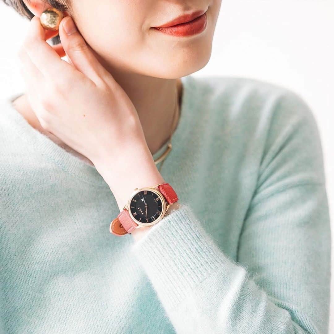 Maker's Watch Knot SGさんのインスタグラム写真 - (Maker's Watch Knot SGInstagram)「Ladies solar watch and red himeji leather strap for elegant look. Coordinate color with lipstick to brighten up your day  #knotsg #makerswatchknot #madeinjapan #solarwatch #forgift #lipstick #watchrobe」10月11日 12時02分 - knot_singapore