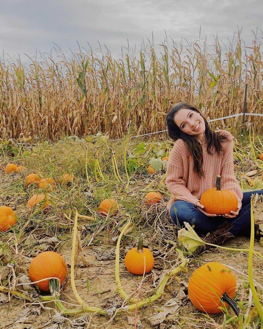 ロレイン・マクナマラのインスタグラム：「Spooky szn is officially upon us🎃」