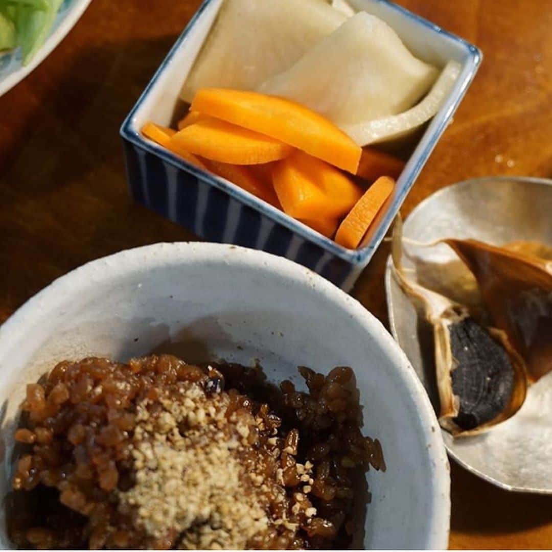 なでしこ健康生活さんのインスタグラム写真 - (なでしこ健康生活Instagram)「Repost from @naruse_yatsugi   雨(と言うか台風)ですねえ。 私はビオマルシェの優位野菜の宅配を使ってるのですが ビオさんはこの時期いつもかぼちゃを入れてくれます。 長ネギと玉ねぎと豆乳でポタージュスープにしました。 ハロウィンも定着してきましたね。 私はお年寄りなので子供の頃ハロウィンなんて知りませんでしたよ(笑)。  机の上のグリーンもガラスの器から陶器の器に衣替えです。  天然の生鮭が手に入ったので ぬか漬けにしてみましたらしっかりぬか漬けっぽい味になりました。  私は野菜も、ぬか漬けも。そもそも料理自体好きじゃないんですが 自分で作ったものならサラダもぬか漬けも食べられて 料理も精神面の作業療法兼、肉体面の健康になりたい一心で始めたのですが  やってみるとたくさん発見がありました。 お魚可愛がって飼育してるくせに食べてるし(苦笑) 常に他者の命を 頂いて生きてるんだなと思います。  #ぬかづけ  #発酵発芽玄米 #ビオマルシェ  #なでしこ健康生活  #有機生活  #有機発芽発酵玄米」10月11日 6時32分 - nadeshiko_healthy_life