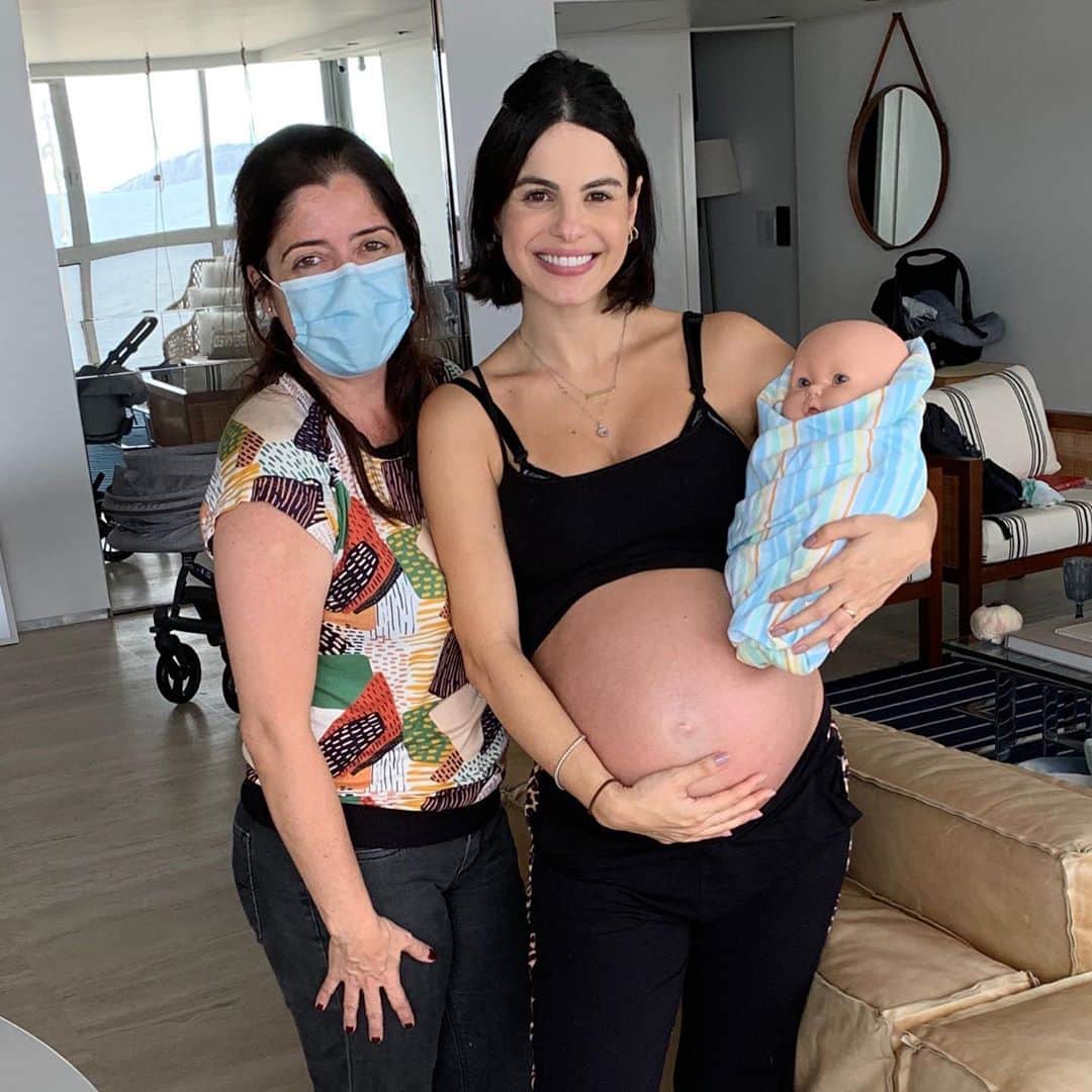 ステファニー・ブリットのインスタグラム：「Hj foi dia de saber um pouco mais os cuidados q precisamos ter com Enrico... Tivemos um treinamento incrível da @helpbaba com a enfermeira Andrea (queria q ela morasse aqui em casa!). 👏🏼Aproveitei e tirei todas minhas dúvidas sobre amamentação (confesso que é o que tem me tirado o sono...) Foi importante e estou me sentindo muito mais segura!!!! Obrigadaaaa @helpbaba e Andrea! Mamãe e papai estão prontinhos! Enrico já pode nascer... 🤙🏼(mentiraaaaa filho, aproveita mais o forninho!) 😜🙈 . .」