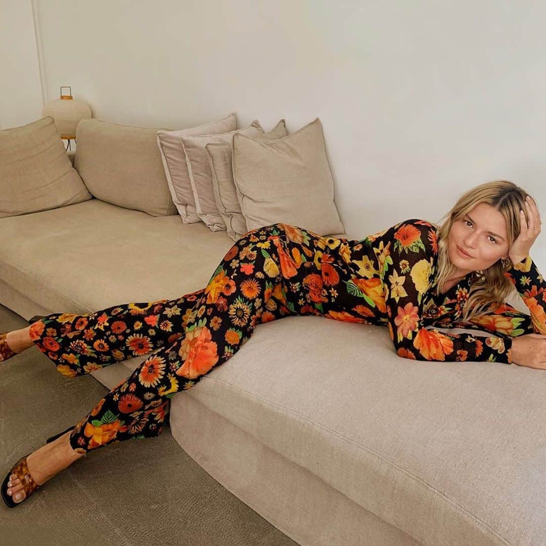 デシグアルのインスタグラム：「Strong women in powerful and positive outfits. This is our fall mood! What’s yours? @sabinasocol」