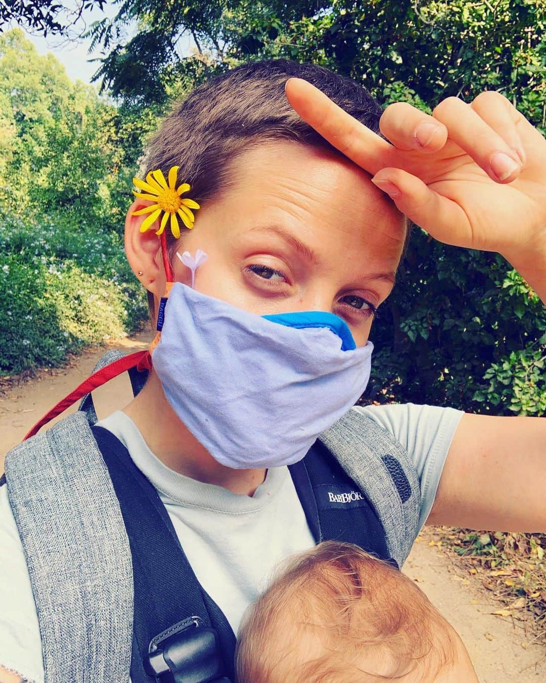 カティ・ショーのインスタグラム：「the yellow flower is from jay and the purple flower is from wren and the sweat is from this baby carrier/ backpack combo🌿#wearamask」