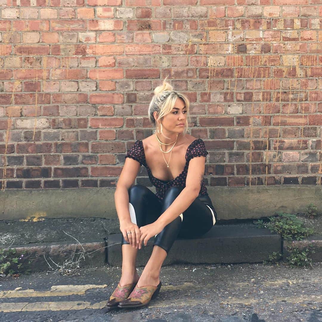 Mali-Koa Hoodのインスタグラム：「Be the person in your world that challenges the stigma around open conversation re: mental health. Change your culture, break the generational silence, be brave enough to ask for help. There is true strength in vulnerability. Share the load, seek professional help. We need to work ground up within our communities to provide better access to mental health facilities and programs for ALL. Everyday is a step closer when you move in unity and start meaningful conversations #mentalhealthawareness 🌍🌍🌍🌍」