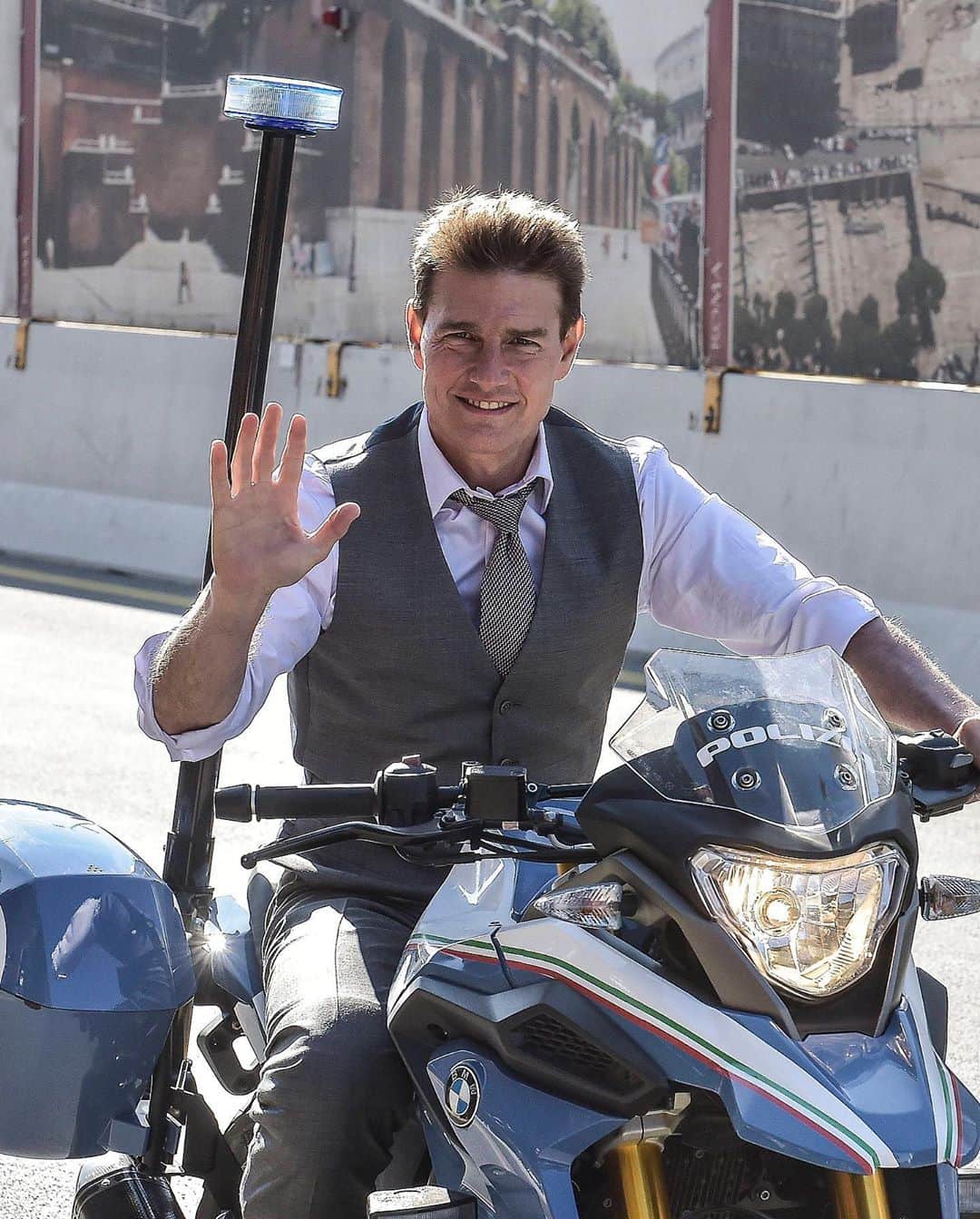 Just Jaredさんのインスタグラム写真 - (Just JaredInstagram)「@tomcruise rides a police bike while filming a scene for “Mission: Impossible 7” near the Colosseum in Rome! #TomCruise #MissionImpossible Photos: MEGA/GC Images」10月11日 7時20分 - justjared