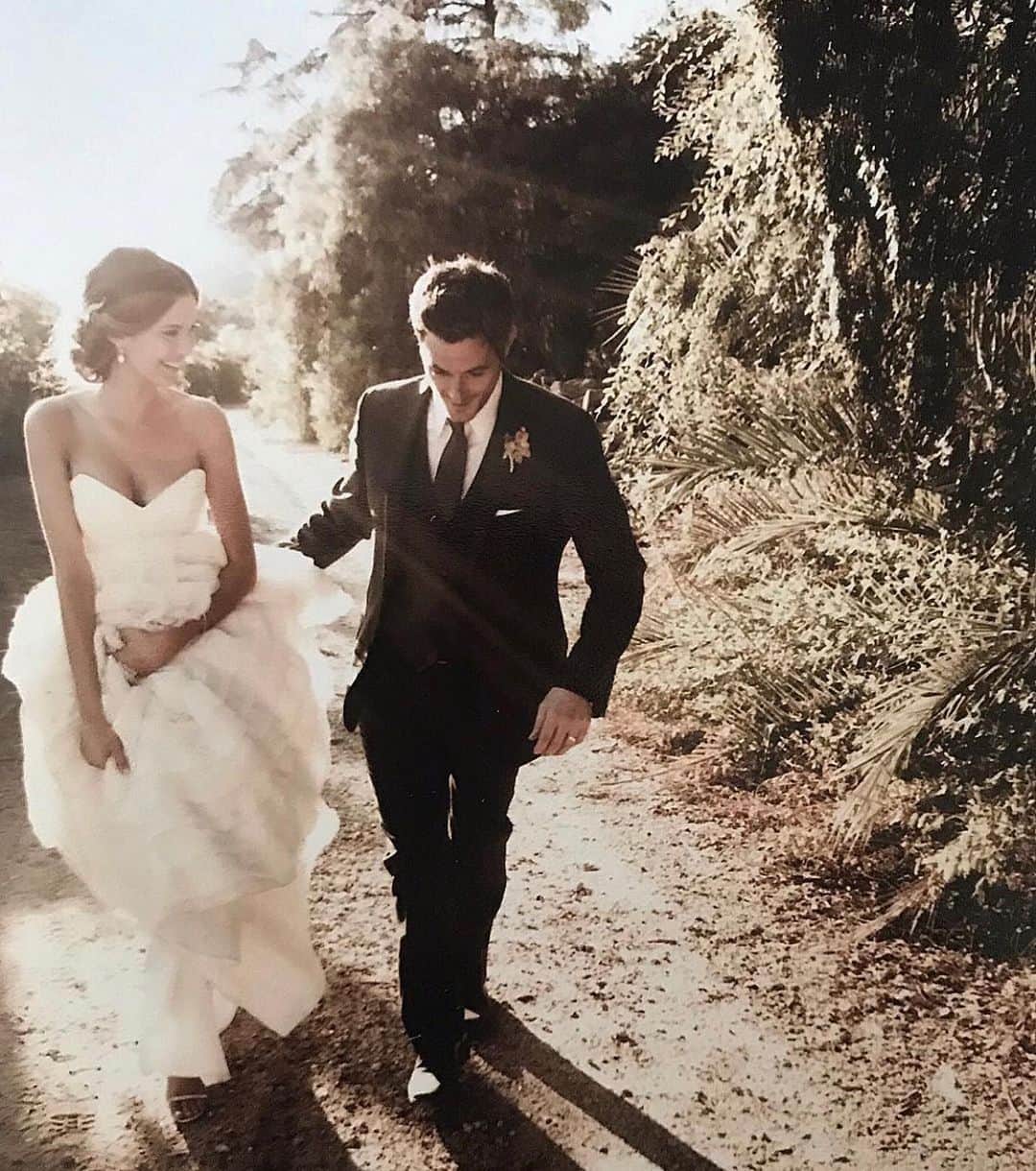 オデット・アナブルのインスタグラム：「10 YEARS ✨To my old man @dave_annable. I am so incredibly grateful that I chose you 10 years ago and even more grateful that you are still standing by my side. What a day to celebrate this journey, our new chapter, our new home and so many other beautiful things to come. Swipe for some snaps of us through the years. I love you Davey. Happy 10 year Anniversary my love.」