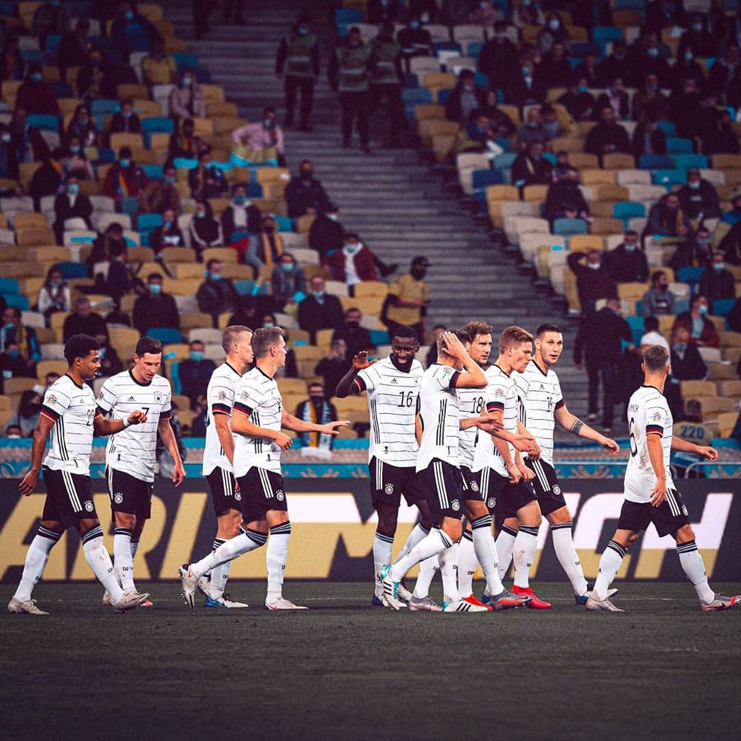 ユリアン・ドラクスラーさんのインスタグラム写真 - (ユリアン・ドラクスラーInstagram)「Wichtige Punkte in unserer Gruppe heute Abend mitgenommen ⚽️🇩🇪 // Gained important points for our group placement tonight ⚽️🇩🇪 • • • #diemannschaft #kiev #nationsleague #dfb #ukrger #jdx」10月11日 7時28分 - draxlerofficial