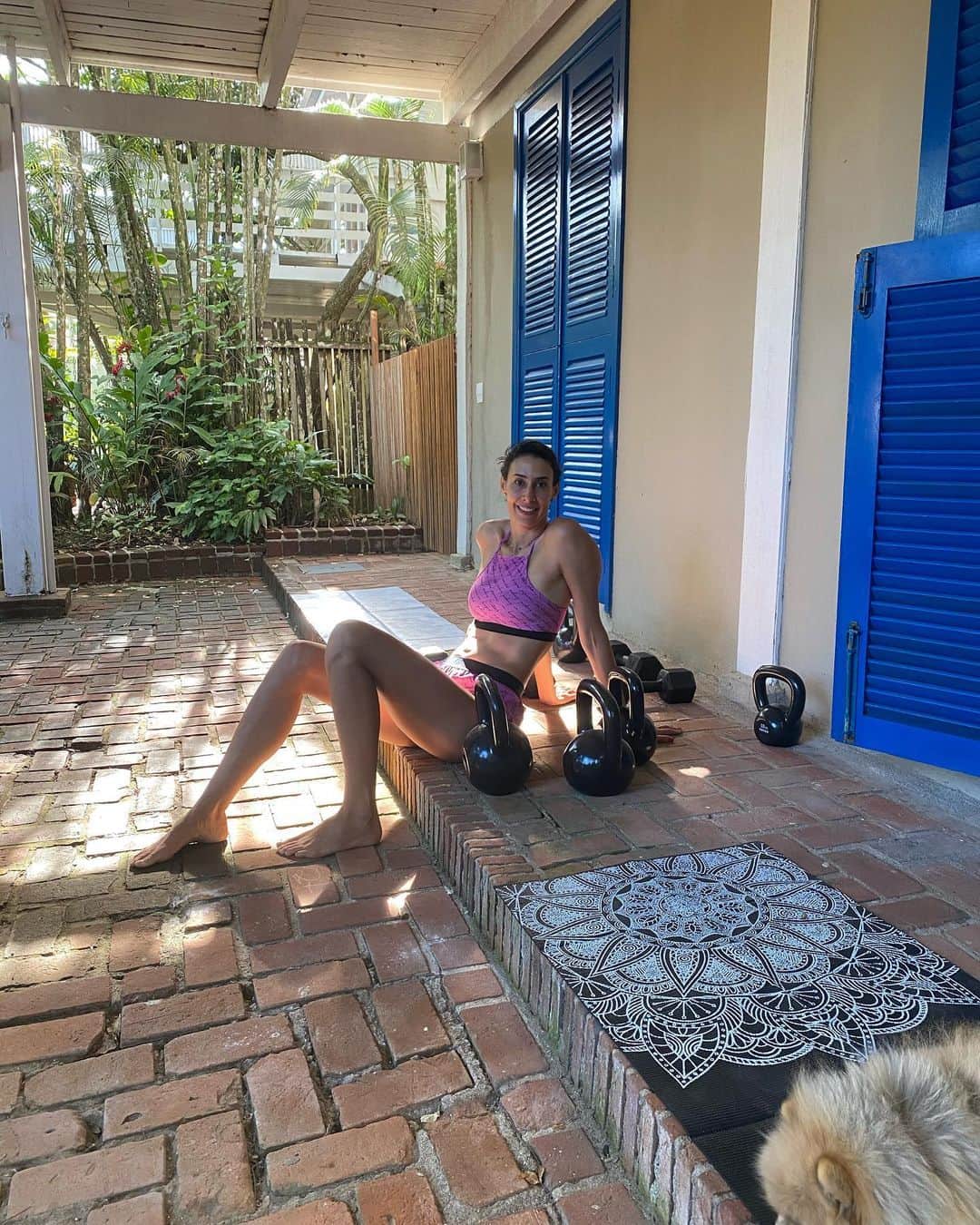 シェイラ・カストロのインスタグラム：「Malhar assim fica mais fácil!!! Companhia do 🐶 monstrinho e do meu lindinho, enquanto as meninas 🐶(canelinha), Liz e Ninna dormiam. #musculacaoemcasa #💪🏼」