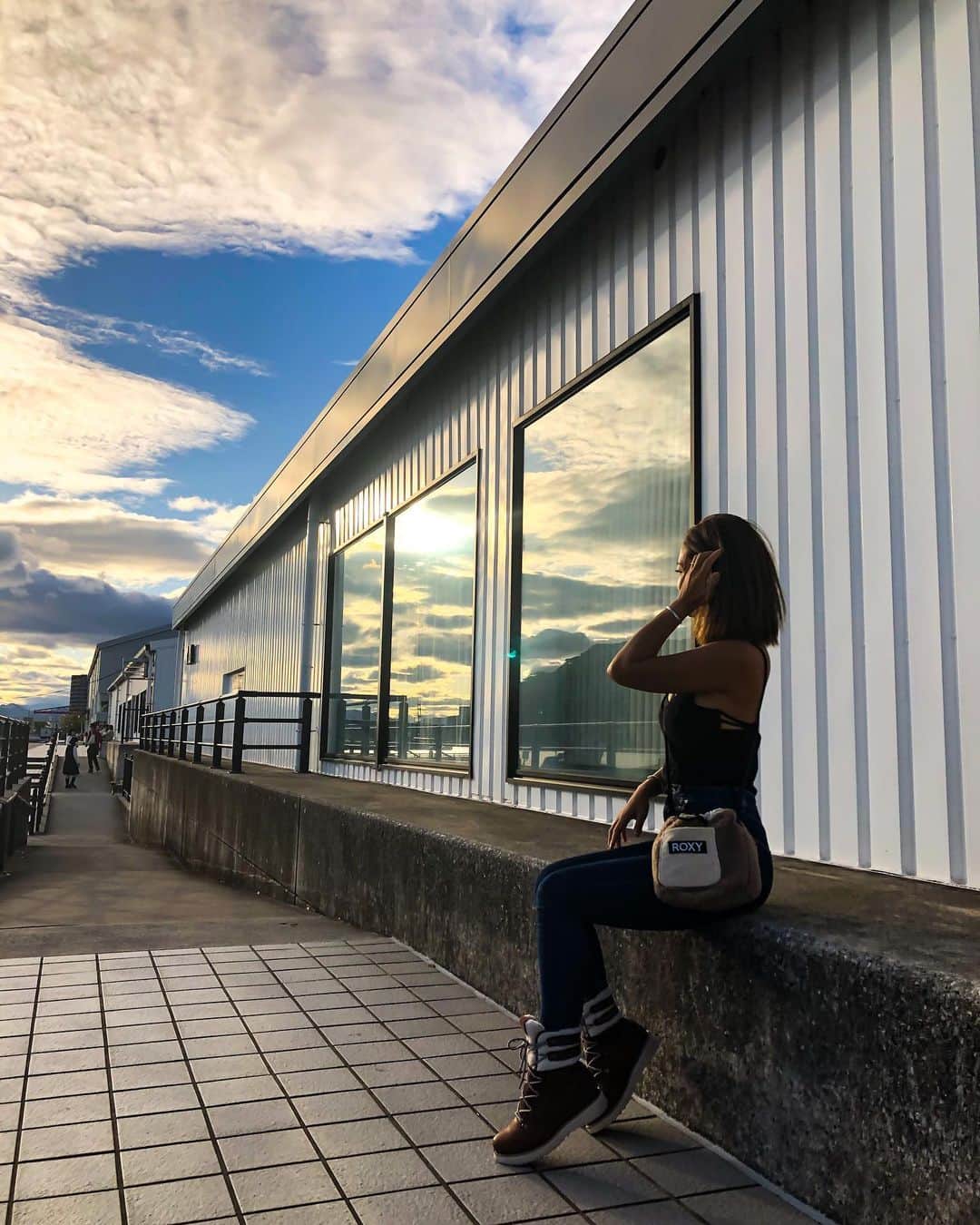 のインスタグラム：「昨日は海辺で、次年度のMTGを行いある程度指針も決まり夕方にはこんなキレイな夕陽のご褒美も待ってた✨  コロナに翻弄されたこの半年、様々なことが様変わりし、人との関わり方も変化しつつある。 結局のところ、人間は自然に背中押されて全てが変わる。  いつの時代もリーダーは常に自然界。  反抗して生きるなんてとてもじゃないし人間は自然界からの教えを糧に文明の進化を辿りつづけていることも事実。  感性を育み智慧を絞り出す。  ナチュラルに生きるってホントに大切。  自然を育み、人々を大切にするイベントを開催します。↓↓↓↓↓↓↓↓↓↓↓↓ 日中ヨガクラスは魅力的な先生方をご紹介しています。 市民の皆様の豊かな心を育む健康と繁栄を目的としています🌕 ーーーーーーーーーーーーーーーーーー 10月31日11月1日は事業者支援イベント(全151社以上) 花れて輪になれえがおひろしま開催！！ ＠広島市民球場跡地  https://lifestyle-hiroshima.com/  満月とともに一歩踏み出そう！ 日中は9名の先生によるヨガクラス開催！！  フルムーンナイトヨガは 18:00スタート　参加費無料です🌕 どしどしお越しください！！ @egaohiroshima   ーーーーーーーーーーーーーーーーーー #打ち合わせ#ノマドワーカー #ノマドライフ#広島ヨガスタジオ#広島イベント#コロナに負けるな #コロナ対策してます #ヨガ#ヨガのある暮らし #ヨガクラス #スアヨガ#夕陽が綺麗 #台風後 #サスティナブルファッション #sdgs#hitomistyle#yogalife#yogateacher#withcorona #hiroshimacafe #naturephotography #fashion #sunset_pics #seaofjapan #roxyjapan」