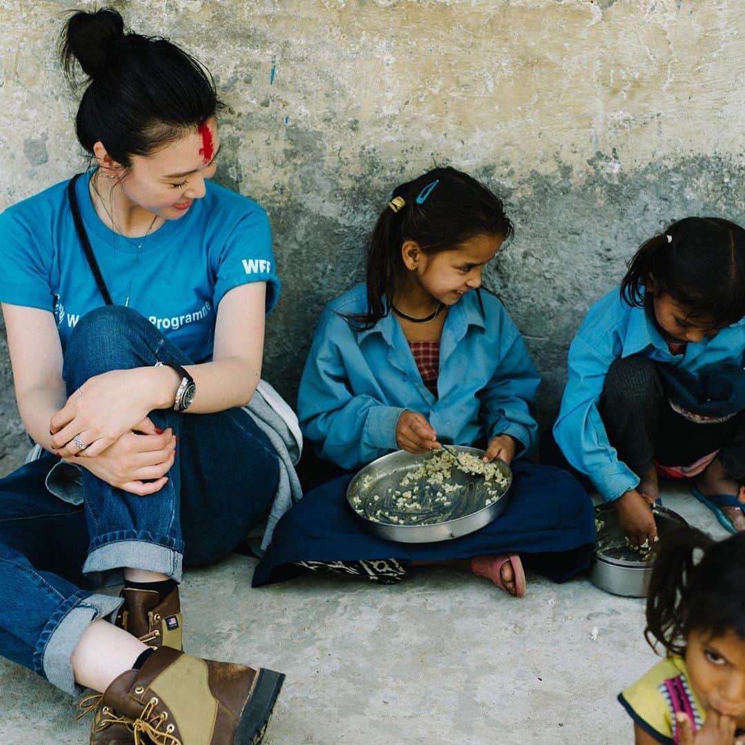 Marisolさんのインスタグラム写真 - (MarisolInstagram)「ノーベル平和賞をWFP(世界食糧計画)が受賞しましたね！WFP日本大使のくららちゃんはもちろん、現地で日々地道な活動を続けているスタッフのみなさんに光が当たったことがほんとうにうれしい。こちらは2年前に訪れたWFPのネパール取材でのショット。一日も早く世界から飢餓がなくなり、笑顔の子供たちがもっともっと増えますように🙏🏻。 photo by @kasanenogawa  #wfp #知花くらら #ノーベル平和賞 #マリソル #marisolmagazine」10月11日 7時36分 - marisolmagazine