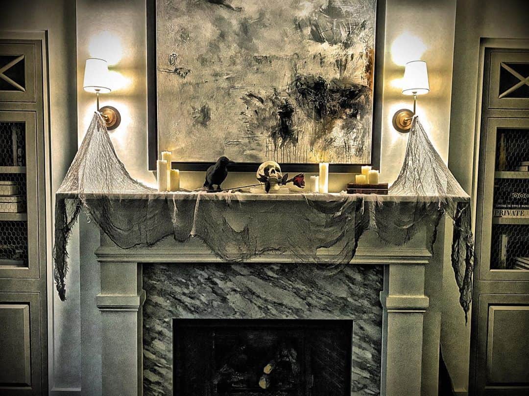 クリス・ドートリーのインスタグラム：「Did some #halloween decorating with @deanna.daughtry today. Loving this vibe」
