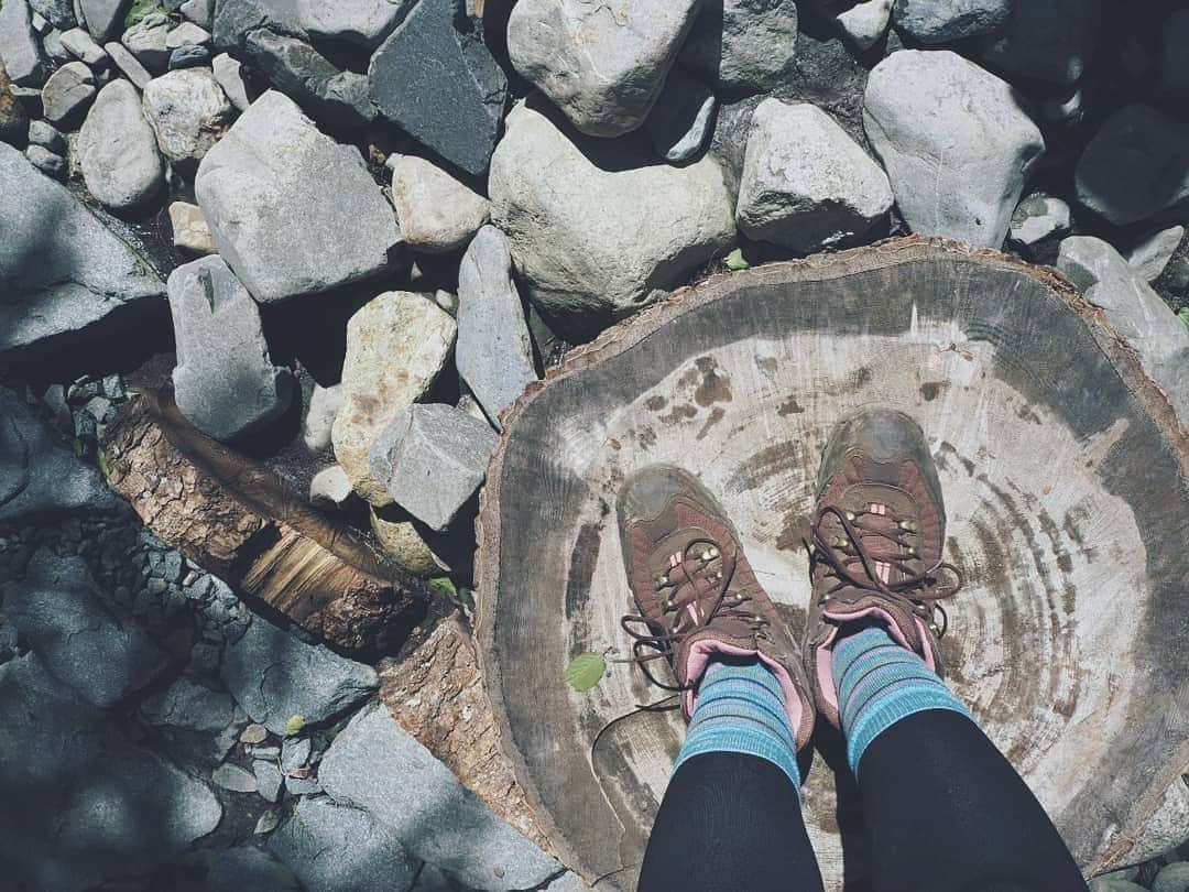 服部ひで子のインスタグラム：「初めて買った登山靴。  相棒歴、10年。  富士山 ４回。  伊吹山 ２回。  三輪山 ３回。  六甲山。  交野山。  金剛山。  妙見山。  愛宕山。  大文字山。  槍ヶ岳。  寒さ、暑さ、雨風にも負けず  いつも私を  無事に頂上へと 連れていってくれました。  そんな相棒くんも、  ついに、眠りにつく時を迎えることに。。。  使用頻度は 多くはないものの  経年劣化を考えても  想像以上に、頑張ってくれました(* >ω<)！！！👞✨🌱🌈🗻  ありがとうだよ！！！  #登山 #山登り  #登山靴」