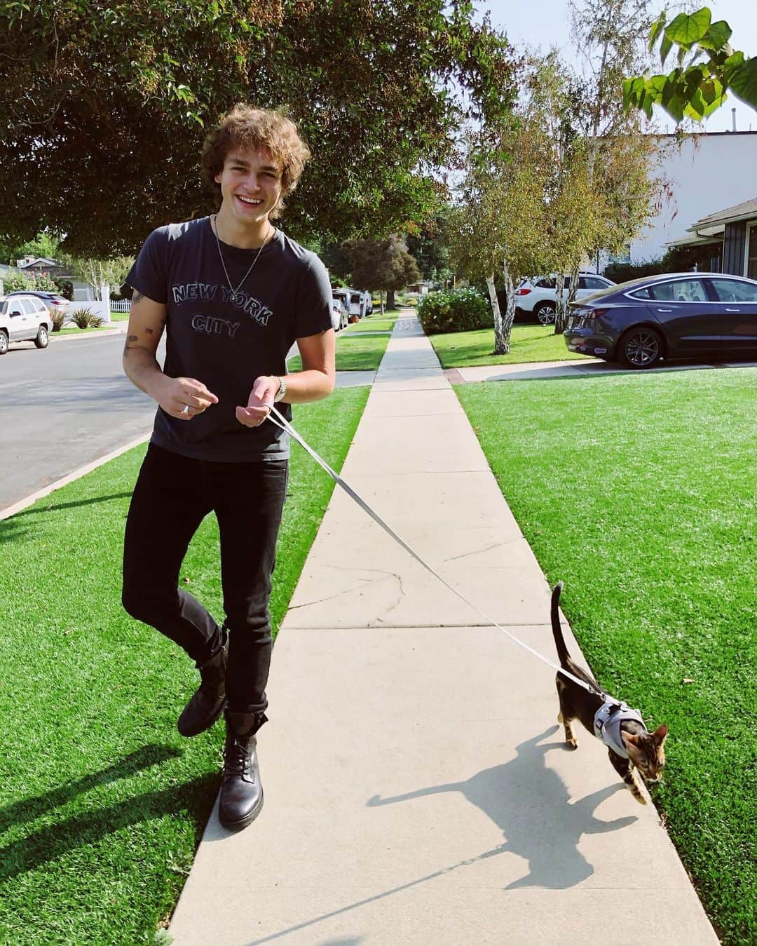 Jonahmaraisのインスタグラム：「took my son on a walk today :)」