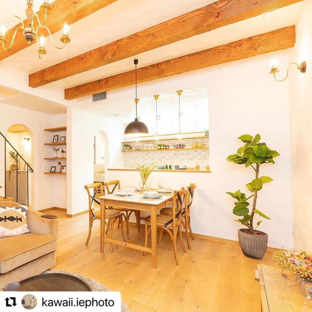 homelife 夢を叶える暮らし方のインスタグラム：「ご紹介頂いております☺️💫 ↓↓↓ #Repost @kawaii.iephoto with @make_repost ・・・ . ◇やわらか曲線でデザインしたやさしいおうち . ナチュラルなインテリアのやさしいおうちは 漆喰や無垢材など自然素材を使って やわらか曲線でデザインしました。 インテリアはアイアンの手すりや ナチュラルイメージの家具、 おしゃれな照明などでコーディネート。 おかげで穏やかな気持ちで 毎日を過ごすことができる、 キュートであたたなかなお部屋になりました。 . ここは2020年7月にオープンした ホームライフの西宮北口展示場です。 26坪のリアルサイズの展示場で 漆喰や無垢材の温かみを体感いただけます。 15帖のLDKは落ち着いた雰囲気で、 キッチンも広々。2Fの主寝室は7.3帖に、 3帖分のWICと十分な広さを確保しました。 新しい暮らしをイメージできる展示場なので ぜひお近くの方は行ってみて下さいね。 . こちらのおうち写真は かわいい家photoのホームページにて あと12枚ご覧いただけます。 @kawaii.iephoto @homelife_gallery @homelife_shiryou のURLからチェックしてみて！ . おうちデータ 兵庫県西宮市 2020年完成 . OPEN HOUSE 「木漏れ日が入る、あたたかな家」 完全予約制 完成見学会 日時：10.24 sat 25 sun 10:00-17:00 住所：兵庫県たつの市龍野町富永 . 見学会の詳しい情報は @homelife_gallery @homelife_shiryou のURLからチェックしてみて！ . 株式会社ホームライフ 西宮店 兵庫県西宮市高松町2-29 西宮北口ハウジングギャラリー内 TEL 0120-960-048 URL https://homelife.jp/showroom/hyogo/details_83.html @homelife_gallery @homelife_shiryou . . . . . #アーキホームライフ #ホームライフ #漆喰 #ナチュラルインテリア #ナチュラルスタイル #カフェ風インテリア #マイホーム計画 #新築 #注文住宅 #マイホーム #モコモコ壁 #かわいい家 #マイホーム計画中 #おしゃれな家 #施工事例 #モデルハウス #展示場 #住宅展示場 #アンティーク #かわいい家photo #一戸建て #インテリアコーディネート #インテリアコーデ #新築一戸建て #カフェスタイル #家づくり #ナチュラルハウス #自然素材の家 #漆喰壁」