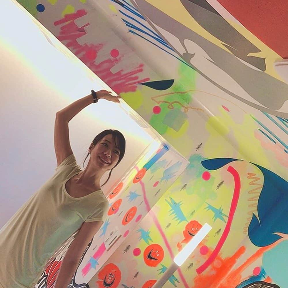 吉山りささんのインスタグラム写真 - (吉山りさInstagram)「トリオの横で  同じ顔してみた😬  🌈🌈🌈  BnA Hotel さん🏨  壁や天井カラフルのお部屋✨  個人的には3枚目が好きです☺️  #bnaakihabara #bna秋葉原 #bnaaltermuseum  #bnahotel #アートホテル #ブティックホテル #アート巡り #東京旅行 #秋葉原旅行  #吉山りさ #家族旅行 #母娘旅行 #親子旅行 #travel #hotel  #寝ても覚めてもアートです #drawing   ✨✨✨  🎶ニッコリ笑ってまた〜ね 約束マーチ〜♪  と突然歌ってみる🌈  #さよならマーチ 好きだったなぁ💕」10月11日 7時51分 - oreorerisa