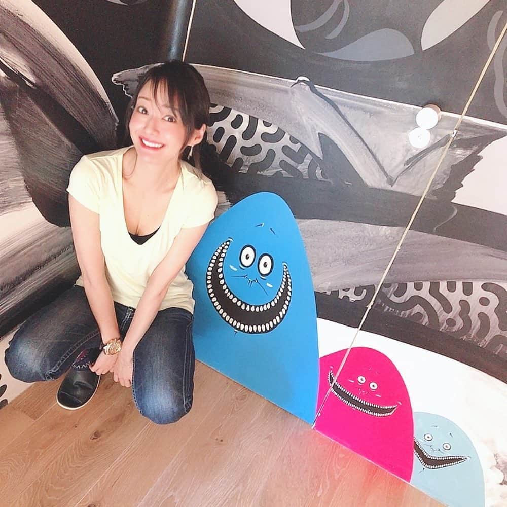 のインスタグラム：「トリオの横で  同じ顔してみた😬  🌈🌈🌈  BnA Hotel さん🏨  壁や天井カラフルのお部屋✨  個人的には3枚目が好きです☺️  #bnaakihabara #bna秋葉原 #bnaaltermuseum  #bnahotel #アートホテル #ブティックホテル #アート巡り #東京旅行 #秋葉原旅行  #吉山りさ #家族旅行 #母娘旅行 #親子旅行 #travel #hotel  #寝ても覚めてもアートです #drawing   ✨✨✨  🎶ニッコリ笑ってまた〜ね 約束マーチ〜♪  と突然歌ってみる🌈  #さよならマーチ 好きだったなぁ💕」