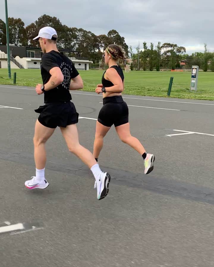 フィービー・ディ・トマソのインスタグラム：「Lionel Richie obvs never ran a 10k TT ona Sunday Morning, that's for sure.  10k TT for breakfast! Did a PB too! 🥳 Coaching: @lydiaodo @femmi.co  EP/IP/Hot Pacer Boi: @patrickupthere  Fam: @tefansay @ren__rb  #howgood」