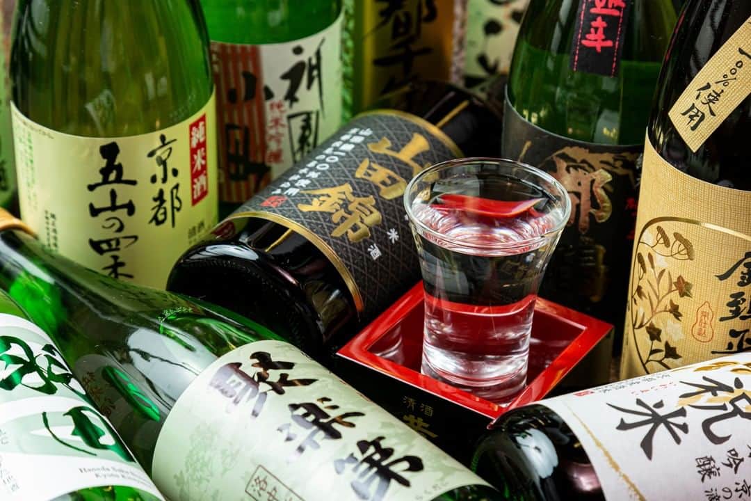 のインスタグラム：「【週末に、日本酒の12種飲み比べはいかがですか？】  麺処むらじでは、京都の酒蔵の12種類の日本酒をお楽しみいただける、 「十二蔵飲み比べセット」をご用意しております！ こちらは先日、テレビ番組でもご紹介いただけました🍶 本日は日曜日！ぜひ話に花を咲かせつつクイッと日本酒をお召し上がりに 麺処むらじへお越しくださいませ！ もちろん、数人で1つご注文してシェアもOKです◎ 日本酒は単品でのご注文もできますよ！  麺処むらじでは様々な感染症対策をし、 皆様にご安心して麺処むらじをお楽しみ頂けるよう、 一同懸命に取り組んでおります。 みなさまのご来店を心よりお待ちしております。  #麺処むらじ #むらじ #ラーメンむらじ #ラーメン #京都ラーメン #ラーメン京都 #麺処むらじ #ラーメン大好き #麺スタグラム #麺活 #日本酒 #飲み比べ #京都グルメ #京都麺活 #京都のうまいもん #ランチセット #京都 #そうだ京都行こう #kyoto #ramen #ramennoodles #ramenlover #kyotojapan」