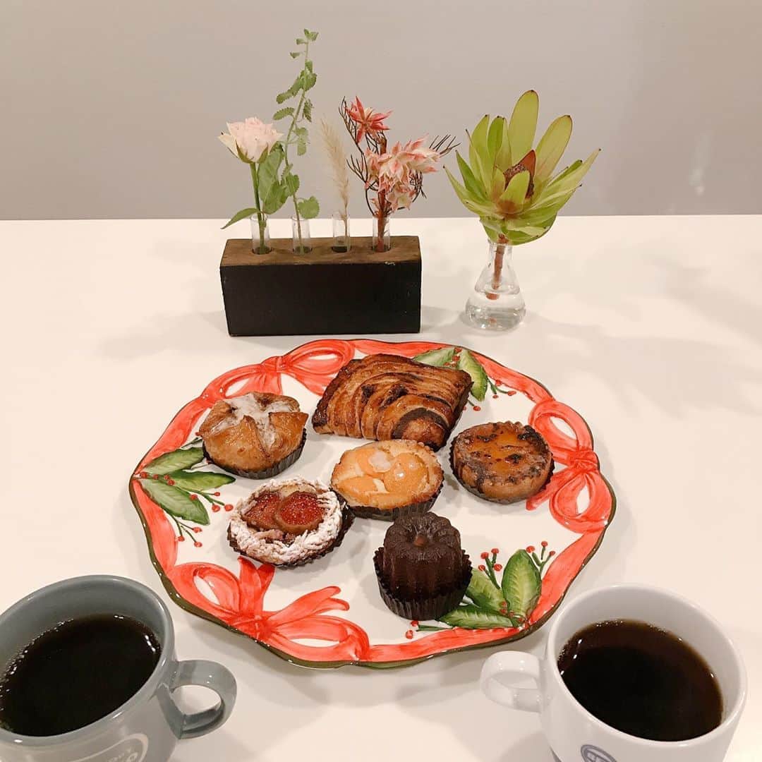 益子直美さんのインスタグラム写真 - (益子直美Instagram)「ステキな朝食！  東京のステキなパンを頂きました！ ちょうどいいお皿がなくて、、、 クリスマスのお皿！🤣  #休日の朝食  #東京のパン  #クリスマスのお皿  #花と朝食」10月11日 8時10分 - naomi.masuko