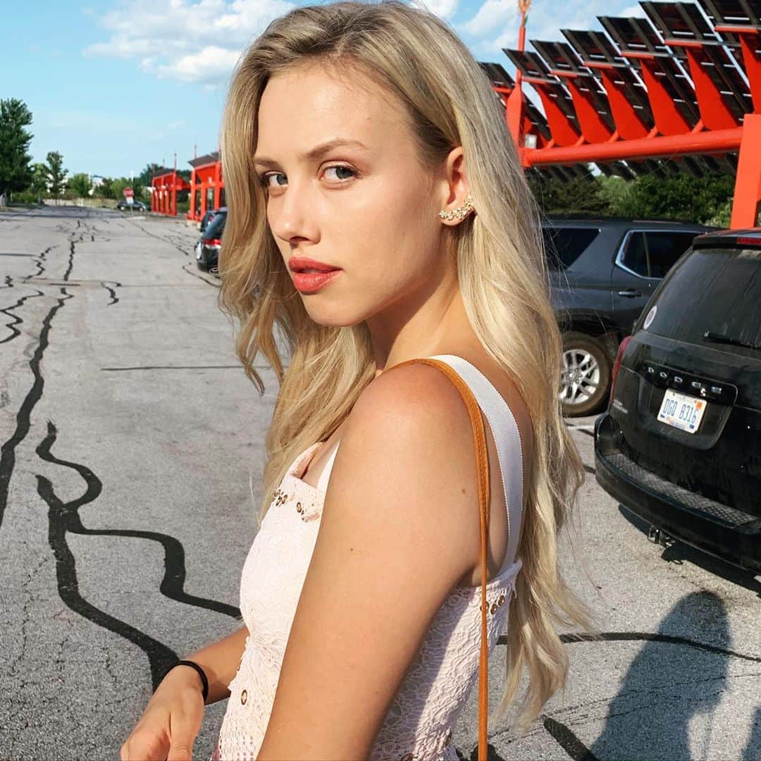 のインスタグラム：「far too much side eye for the toledo zoo parking lot 💁🏼‍♀️ (edit: my mother would like me to add this is an old picture and I am not in Toledo....I just miss it and like to talk about it a lot)」