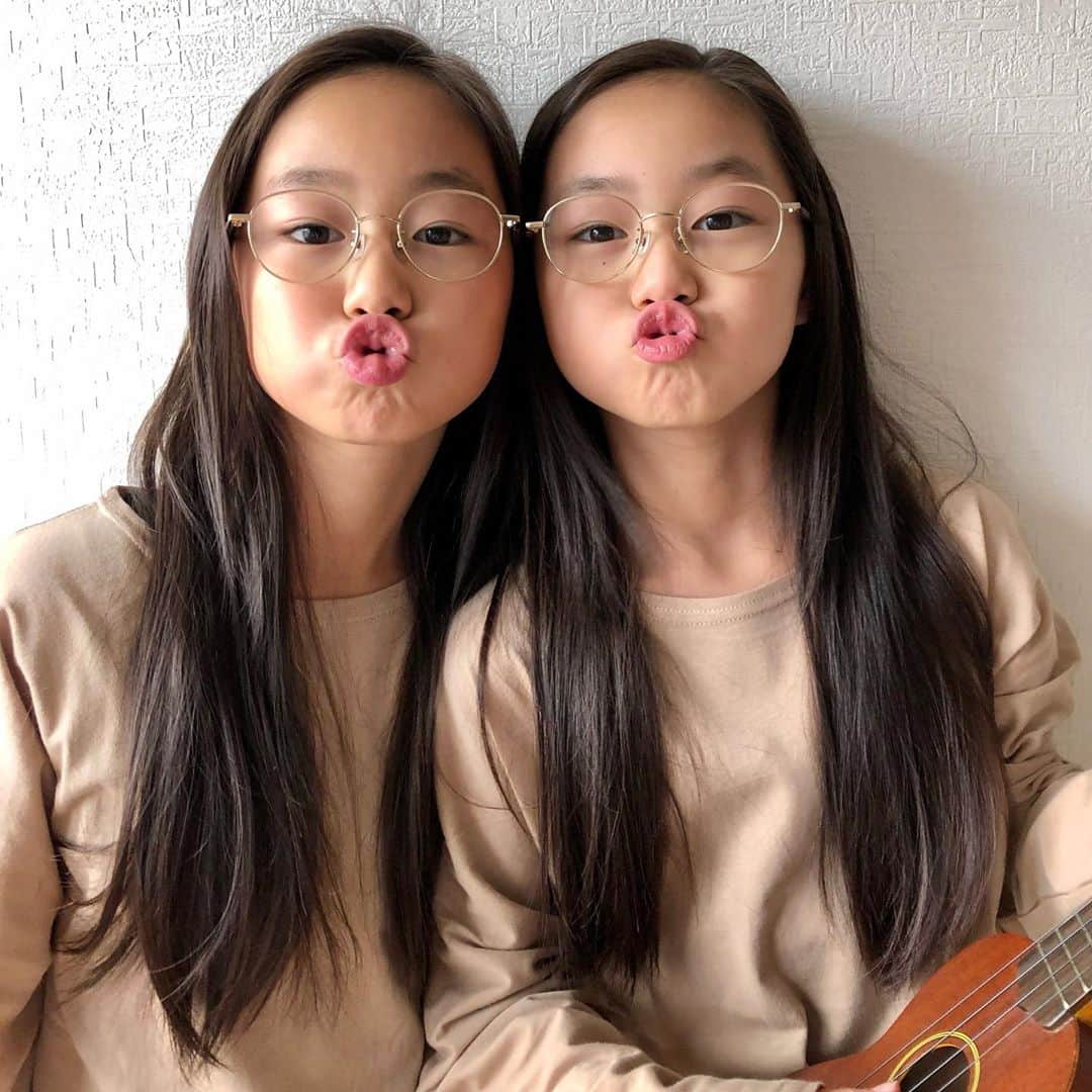 ◆miki◆のインスタグラム：「* * 🙈💕💭  ギター持たせたらウッカリ オノ・ヨーコなっちゃってごめん😂笑  それにしても いつの間にか毛がロン毛  江口洋介もとうに越えた ぱっつんおかっぱ時代が懐かしいん🥺❤️  背もずいぶん伸びて 冬服がつんつるてーんで😗  大至急トップス買いましたわ！ シルエット100点💯可愛い～🤎  パンツは生地買って ばぁばに作ってもらう魂胆ですぅ☺️  幼きののなの動画を再生する日々 💋💋💋 #nononanomovie   #ののなの #双子 #ツインズ #一卵性 #twins  #めがねちゃん」