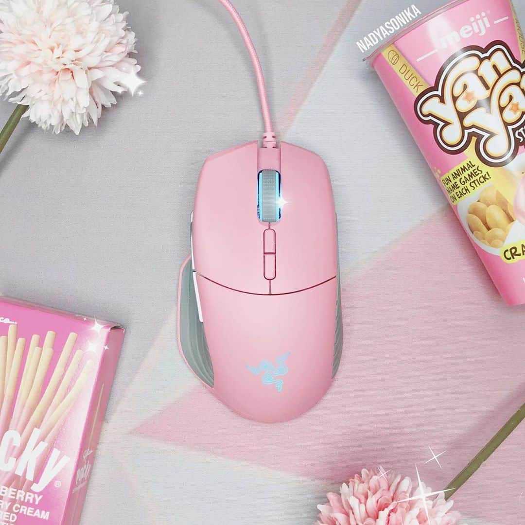 Nadya Antonさんのインスタグラム写真 - (Nadya AntonInstagram)「Gaming & snacks 🍬 Mi mouse de @razer  #Razer #pinkaesthetic #gamergirl #pinkvibes #gamerlife #pocky #yanyan」10月11日 8時30分 - nadyasonika