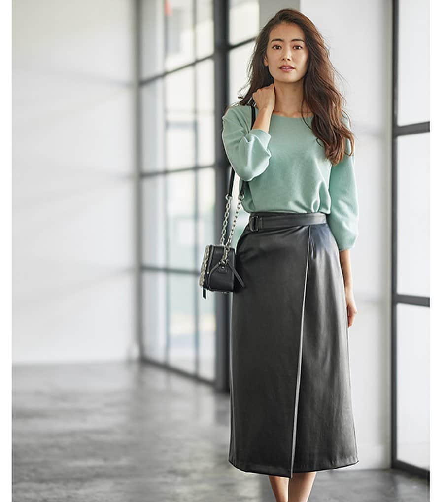 cdec_official Aesthetic Senseのインスタグラム：「. 2020冬【RUNA】 公開中 . トレンドのフェイクレザースカートを主役に。 シーズンレスに使えるフェイクレザースカートをラップ風のデザインで！きれい色のニットと合わせて大人フェミニンなコーデです。 . .  #クードシャンス #2020秋冬 #WINTER #冬コーデ  #WINTERFASHON #トレンド #華やかコーデ　#カジュアルコーデ  #細見え #着回しコーデ  #着回し #大人カジュアル #休日コーデ #ファッション  #大人コーデ  #大人コーディネート #今日のコーデ #今日のコーディネート #お洒落さんと繋がりたい #お洒落さんとつながりたい #ファッション好きな人と繋がりたい #大人女子 #大人女子コーデ #テレワーク#おしゃれコーデ#フェイクレザー #フェイクレザースカート #きれいめコーデ」