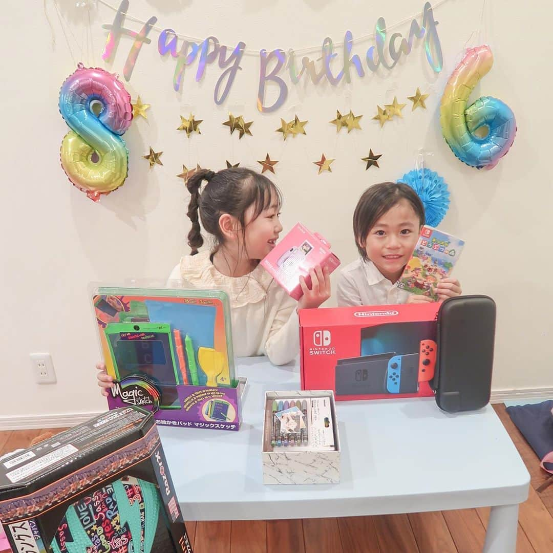 かなさんのインスタグラム写真 - (かなInstagram)「🎂Happy Birthday ANNA&RIKITO🥳💕 ． お誕生日おめでとう💝 今年もみんなのお陰で楽しく賑やかにお祝いできました🎉 ． プレゼント開封🎁は大興奮🧸💕 杏奈はリップスティック🛹とチェキ📸電子お絵描き🖌 力翔はSwitch🎮とあつもり🌳でした☺️✨ ． 来週は一年ぶりのお誕生日ディズニー🏰💕 楽しみだねぇ〜🥰 ． ． #誕生日#誕生日プレゼント#8歳#6歳#娘#息子#誕生日パーティー#Switch#あつ森#チェキ#リップスティック」10月11日 8時39分 - kana_s0130