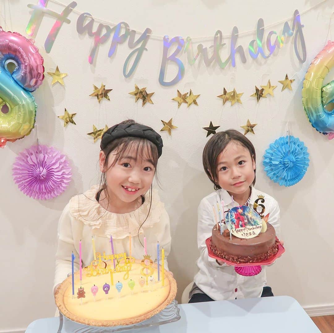 かなのインスタグラム：「🎂Happy Birthday ANNA&RIKITO🥳💕 ． お誕生日おめでとう💝 今年もみんなのお陰で楽しく賑やかにお祝いできました🎉 ． プレゼント開封🎁は大興奮🧸💕 杏奈はリップスティック🛹とチェキ📸電子お絵描き🖌 力翔はSwitch🎮とあつもり🌳でした☺️✨ ． 来週は一年ぶりのお誕生日ディズニー🏰💕 楽しみだねぇ〜🥰 ． ． #誕生日#誕生日プレゼント#8歳#6歳#娘#息子#誕生日パーティー#Switch#あつ森#チェキ#リップスティック」
