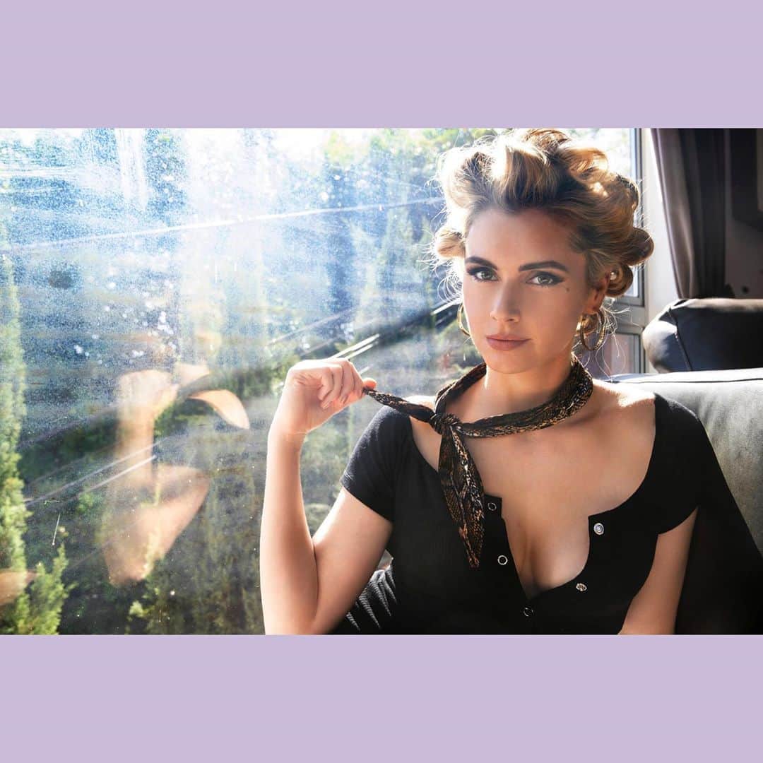 ブリアンナ・ブラウンのインスタグラム：「Want to know what I’m thinking?  VOTE.  Please make sure to vote (vote early by mail or take the time to properly prep and do research for Nov 3rd).  Please VOTE up and down the ballot so your voice is heard and recognized.  Together we can bring sanity back. 👊🏽  photographer @dimitryl 📷 hair/makeup by @lambpants styled by @taraaquilinastyle」