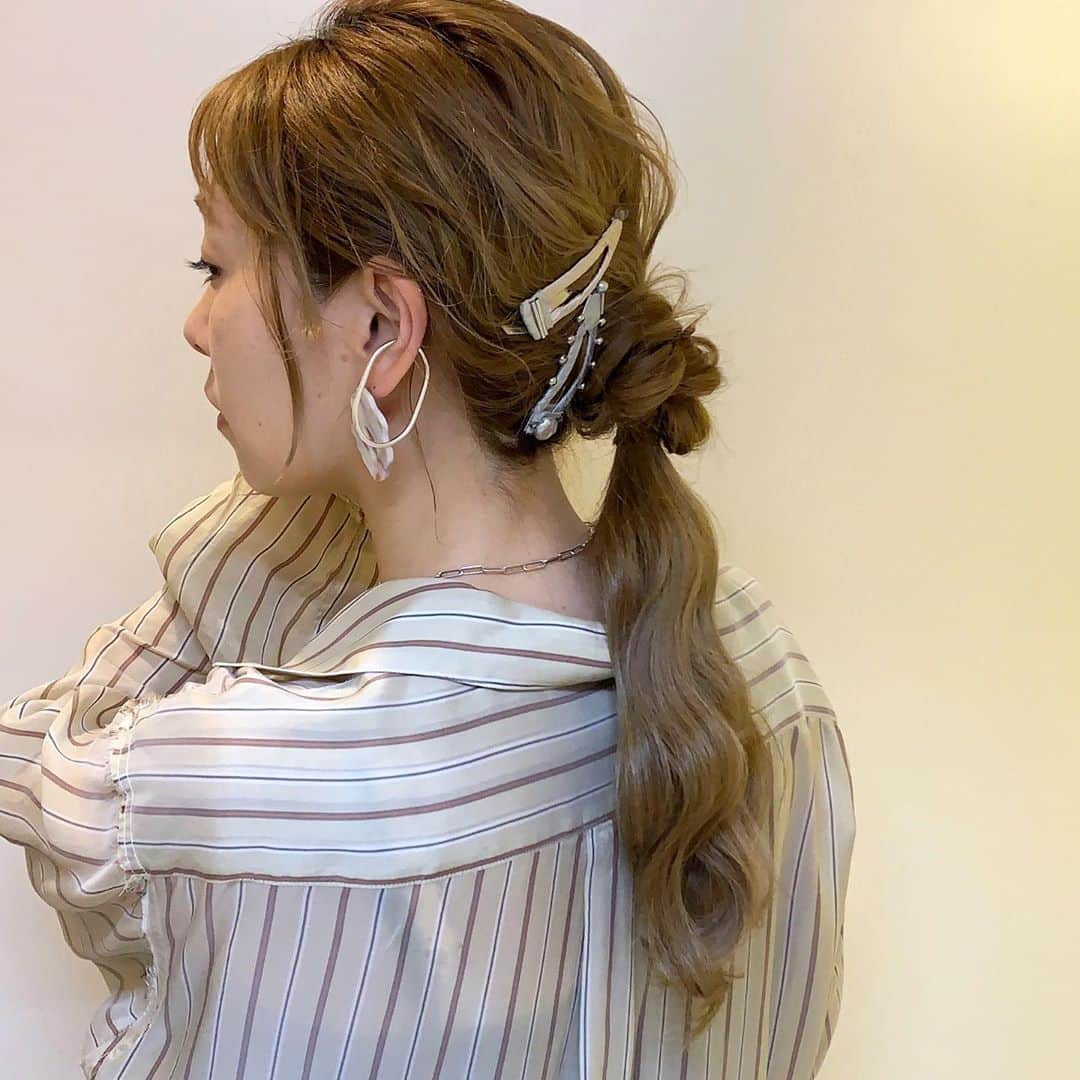 YU-U（工藤由布）さんのインスタグラム写真 - (YU-U（工藤由布）Instagram)「2020,10,11のアレンジ 久々の☁️ってことで巻いた〜🌀 ハチ上(多め)の髪を三つ編みして巻きつけたよ☝🏻 @uneven_jp のモスグリーンマスカラを上に下はベージュ(写真だとわかんないね😅2枚目をモスグリーンだと思って見てね🙃) イヤーカフ… @yurika_akutsu ピアス… @__ieyoshi__ ・・・ #ヘアアレンジ #ミディアムアレンジ #ロングアレンジ  #uロングアレンジ #hairarrange #hairstyle #tcbsnap #noodaccessory #__ieyoshi__ #yoketokyo #ひとくせポニー」10月11日 8時41分 - nyan22u22nyan