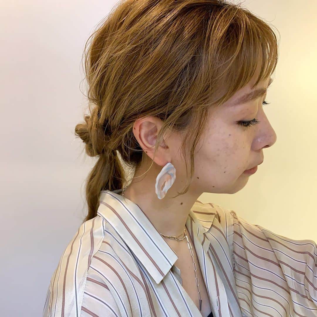 YU-U（工藤由布）さんのインスタグラム写真 - (YU-U（工藤由布）Instagram)「2020,10,11のアレンジ 久々の☁️ってことで巻いた〜🌀 ハチ上(多め)の髪を三つ編みして巻きつけたよ☝🏻 @uneven_jp のモスグリーンマスカラを上に下はベージュ(写真だとわかんないね😅2枚目をモスグリーンだと思って見てね🙃) イヤーカフ… @yurika_akutsu ピアス… @__ieyoshi__ ・・・ #ヘアアレンジ #ミディアムアレンジ #ロングアレンジ  #uロングアレンジ #hairarrange #hairstyle #tcbsnap #noodaccessory #__ieyoshi__ #yoketokyo #ひとくせポニー」10月11日 8時41分 - nyan22u22nyan