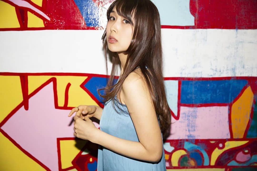 のインスタグラム：「Last summer🔙  #photoshoot #portrait #summer #小池ジョアンナ #girlportrait #shibuya #art #artwork #portraitphotography #street #streetart #painting #paintart #painting🎨  photo by @takahiro2.3」