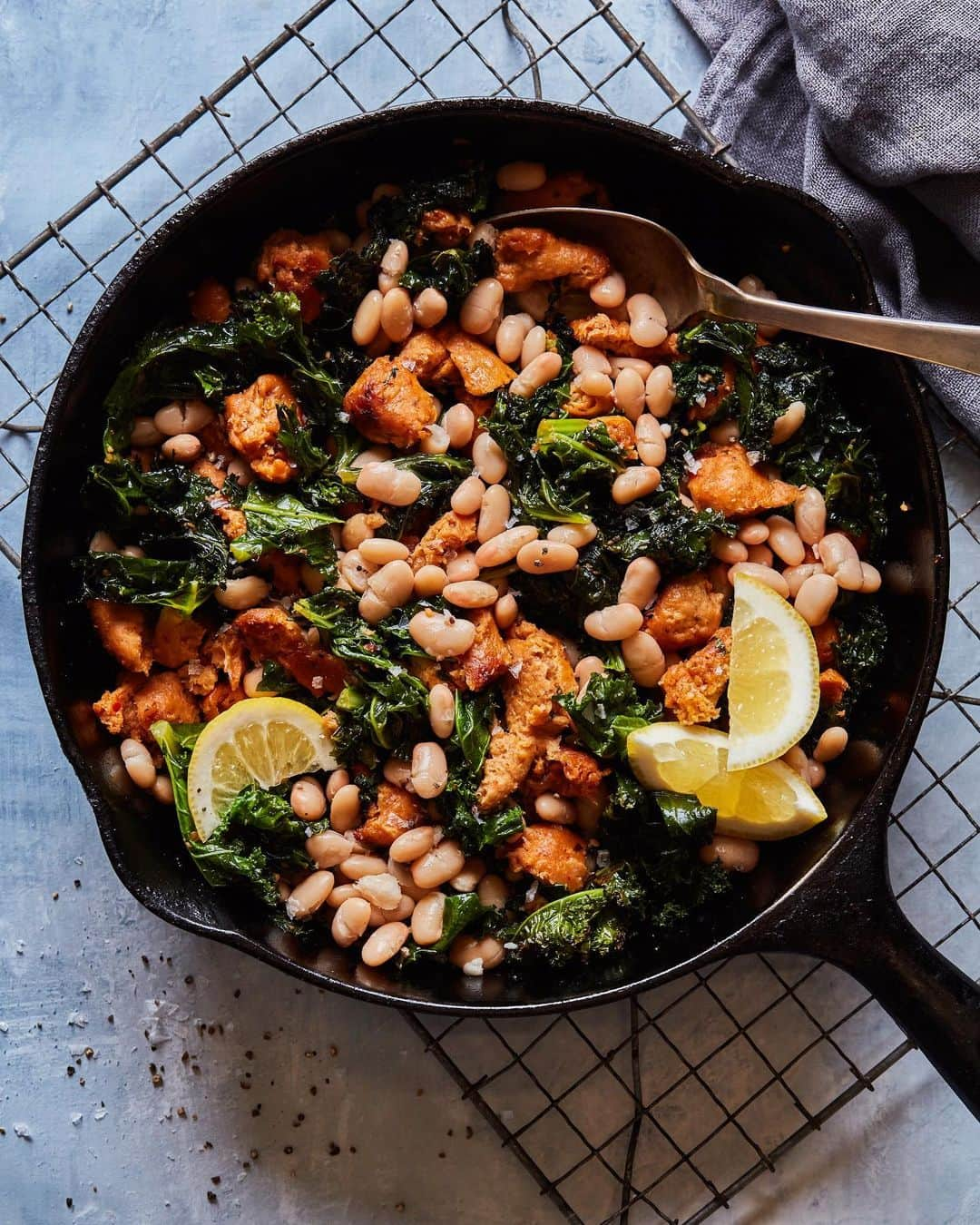 Gaby Dalkinさんのインスタグラム写真 - (Gaby DalkinInstagram)「Ummmm hello vegetarian Italian sausage white bean skillet!! ##LightlifePartner These new and improved @lightlifefoods Plant-Based Italian Sausages are the perfect protein to crumble up, add some sautéed kale and white beans and call it a day. Works for breakfast on a piece of toast, or lunch/dinner. You can add it to a bed of rice, quinoa or just eat it straight outta the skillet like me. The sausage is made with simple ingredients you actually know: water, pea protein, red bell peppers and oregano. No weird / hard to pronounce things in this bod!  Also - pro tip… a squeeze of lemon juice on top of this sauté / hash situation is everything!! #Lightlife   Prep (5 minutes) Cook (15 minutes) Serves: 2 people  1 15-ounce can White Beans  3 Lightlife Plant-Based Italian Sausages, casing removed  2 tablespoons olive oil, plus more for drizzling  4 cloves garlic, roughly chopped 1 bunch shredded dinosaur kale, roughly chopped 1 lemon, juiced  Kosher salt and freshly cracked black pepper to taste   Drain and rinse the can of white beans.   Remove the Lightlife Plant-Based Italian Sausages from their casings and crumble into a cast iron skillet with the olive oil over medium-high heat, breaking up any large pieces with a wooden spoon.   When Lightlife Plant-Based Italian Sausages are almost cooked through, about 6-8 minutes, add beans and garlic toss until warm and fragrant. Add the chopped kale and stir until slightly wilted. Top with a drizzle of olive oil, a squeeze of lemon juice, and crushed red pepper flakes, if you crave some heat.」10月11日 8時51分 - whatsgabycookin