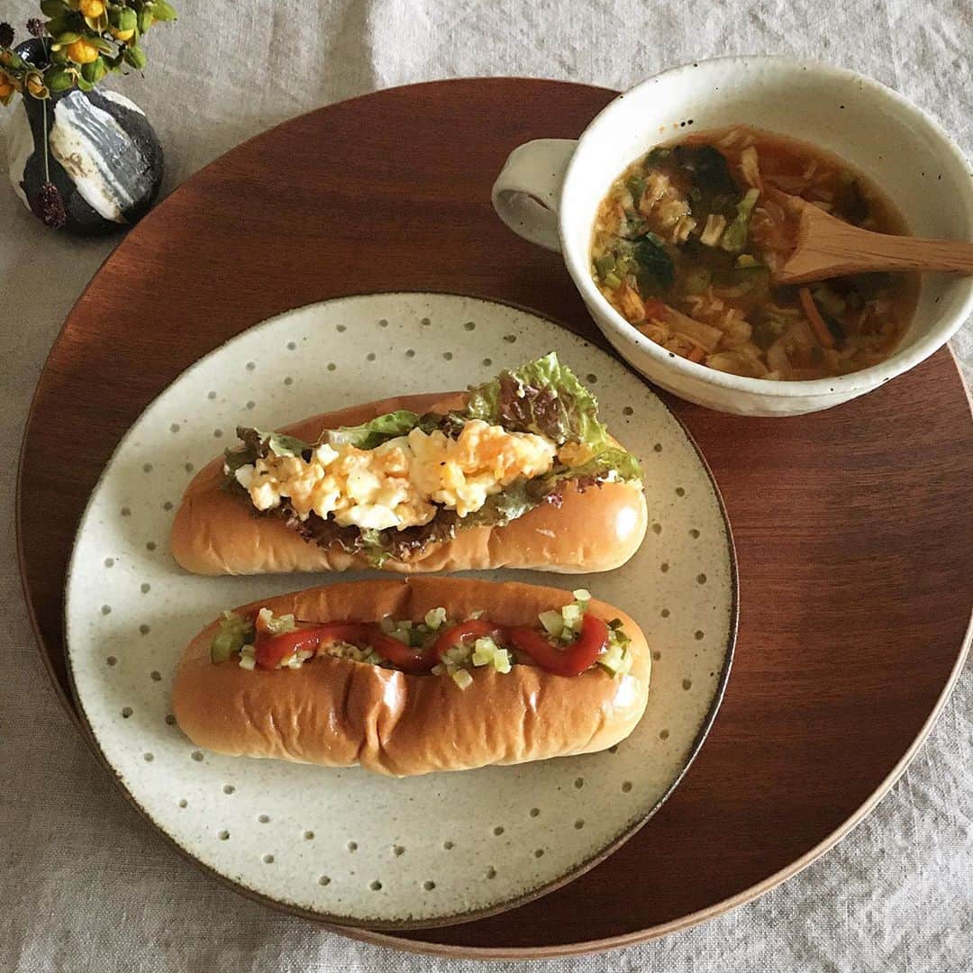 のインスタグラム：「2020/10/11 (sun) 昨日は、台風が去った神戸に大きな虹が🌈 買い物帰りに見れてluckyでした！ ・ 昨日の朝ごはんは、先日病院帰りに寄ったIKEAのパンでホットドッグ。 瓶入りのピクルスは食べ切れないので、胡瓜1本で作ったもの。 スープは、最近お気に入りのコープさんの宅配限定(のよう)のミネストローネ。 フリーズドライですが野菜がたっぷりなので、忙しい朝に重宝しています。 ・ #gon_food #food #foodpic #foodphoto  #instafood #instagood #yummy #love #japan  #onthetable #日々 #暮らし #台所#vegetable #朝ごはん #breakfast #IKEA #ホットドッグ #soup #スープ #ミネストローネ」