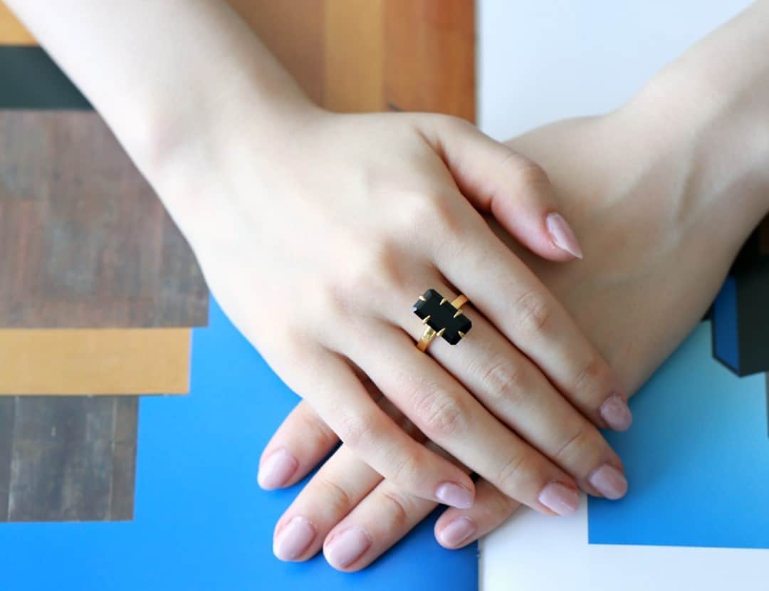 のインスタグラム：「＼ジュエリーボックスプレゼント！／ 「CARRÉ JEWELLERY 」 - Sophia Roe　リング -  懐かしのキャンディ【ジュエルリング】 ではありません！ デンマークから来た、天然石のリングです。 ブラックアゲートとゴールカラーの組み合わせが 大人っぽく彩ります。  ◎商品は当店トップページのバナーorプロフィールのURLからどうぞ。 ▶︎ @kozlife_tokyo  #KOZLIFE #japan #instajapan #outfit #fashion #instadaily #instagood #ootd #fashionaddict #instafashion #denmark #Jewelry #CARRÉ #CARRÉJewelry #CARREJewelry #ring #SophiaRoe #アクセサリー #暮らし #北欧 #北欧アクセサリー #今日のコーデ #ジュエリー #シンプル #ファッション #コーディネート #カレ #リング #天然石 #カレジュエリー」