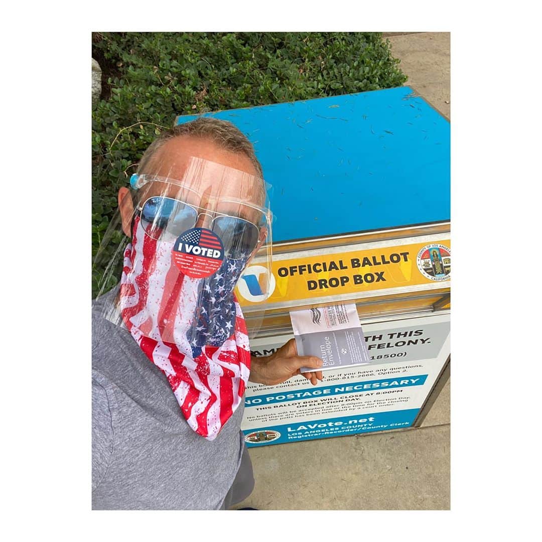 アダム・シャンクマンのインスタグラム：「Well buffalo chicken wings blue cheese dressing and hot sauce! It was a better feeling Saturday then usual.  #vote #voteearly #makeaplantovote」